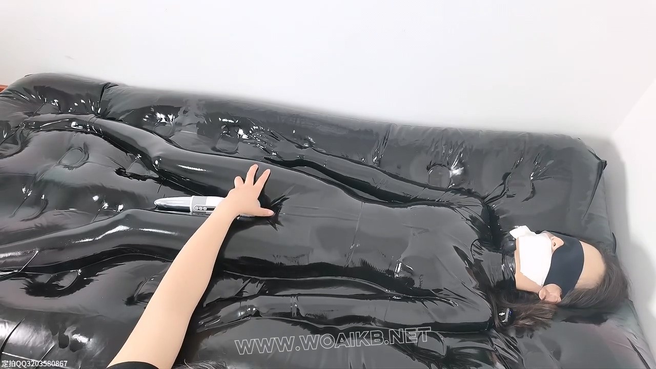 高挑空姐体验真空床tj强高 一旁观看的小妹妹也忍不住上手不断抚摸 预览图