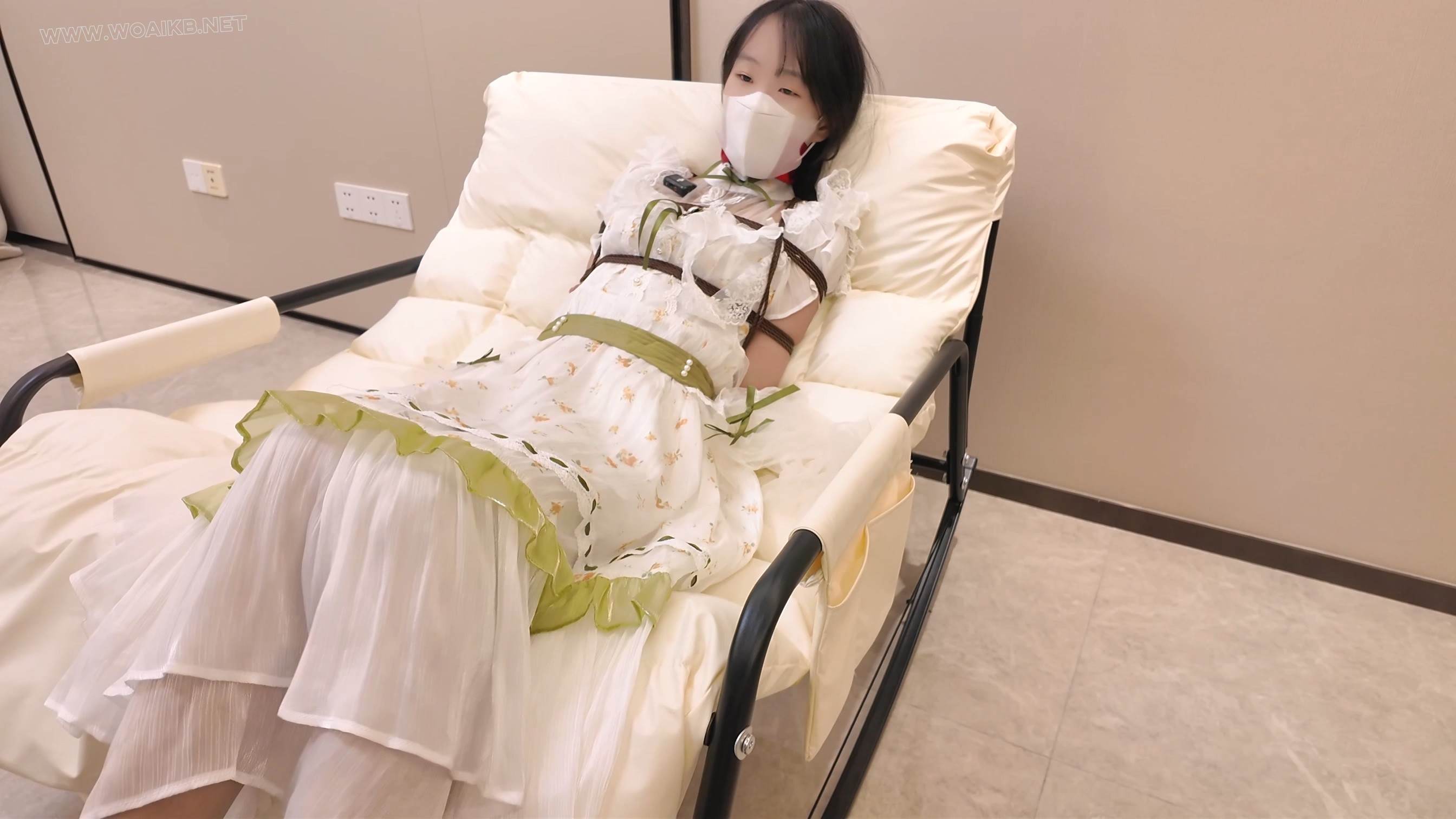 圈养临家少女1 被熟人强捆 挠痒 蒙眼 堵嘴 喂食最后再指奸墙高 预览图
