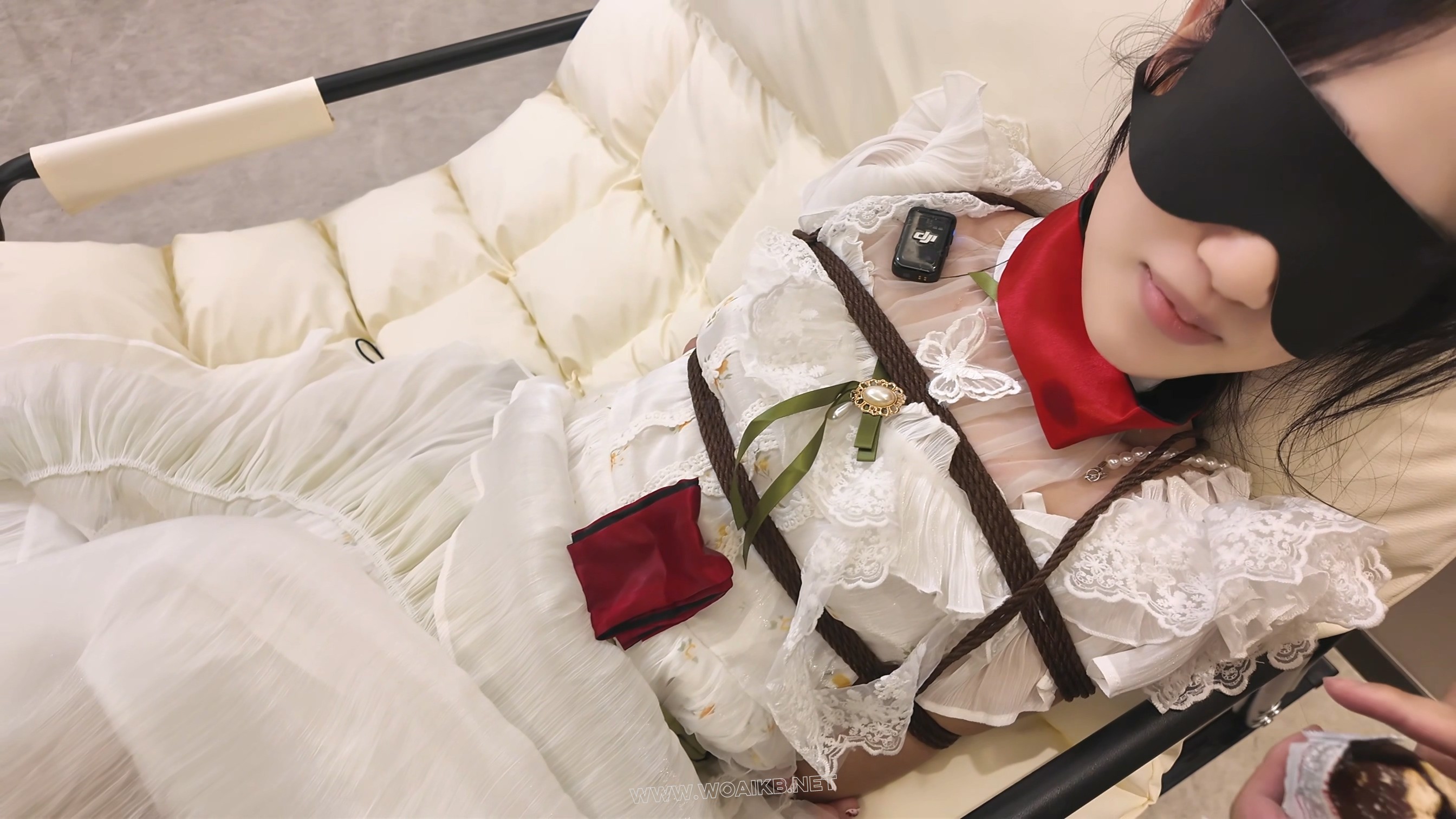 圈养临家少女1 被熟人强捆 挠痒 蒙眼 堵嘴 喂食最后再指奸墙高 预览图