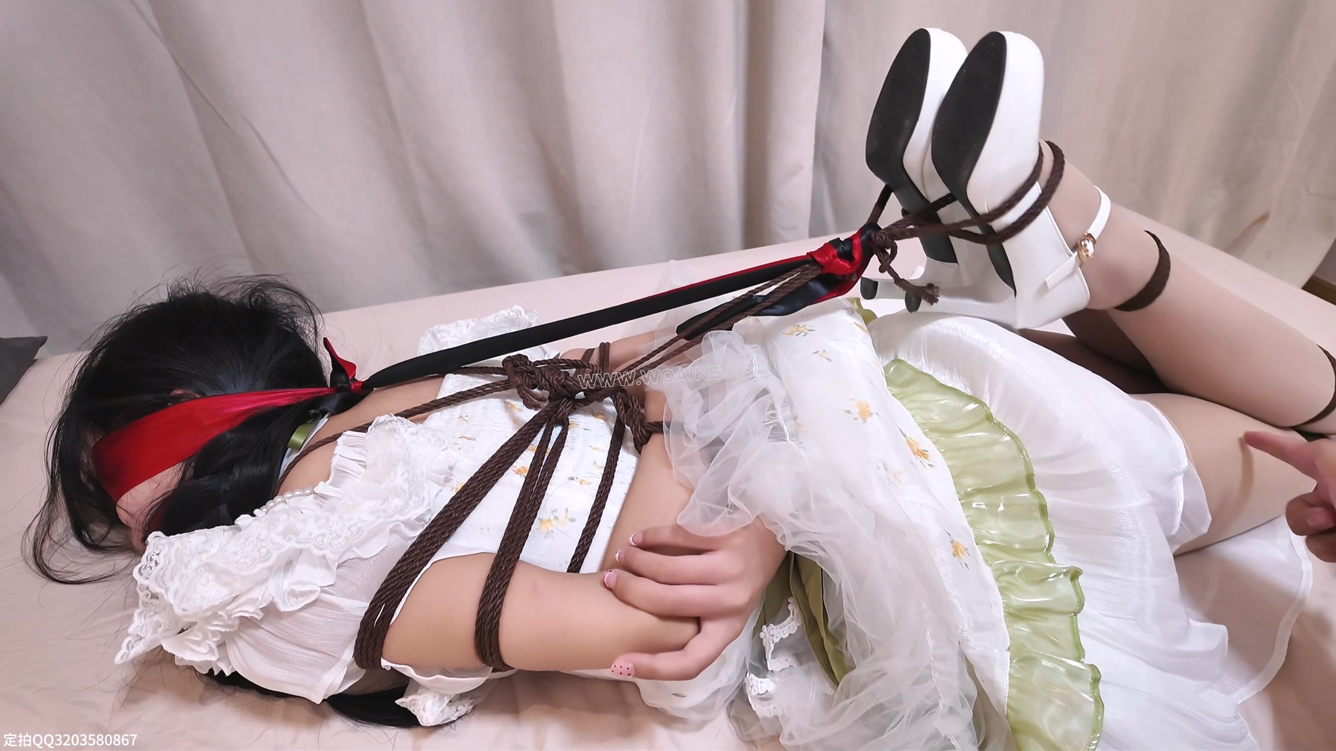 圈养临家少女1 被熟人强捆 挠痒 蒙眼 堵嘴 喂食最后再指奸墙高 预览图