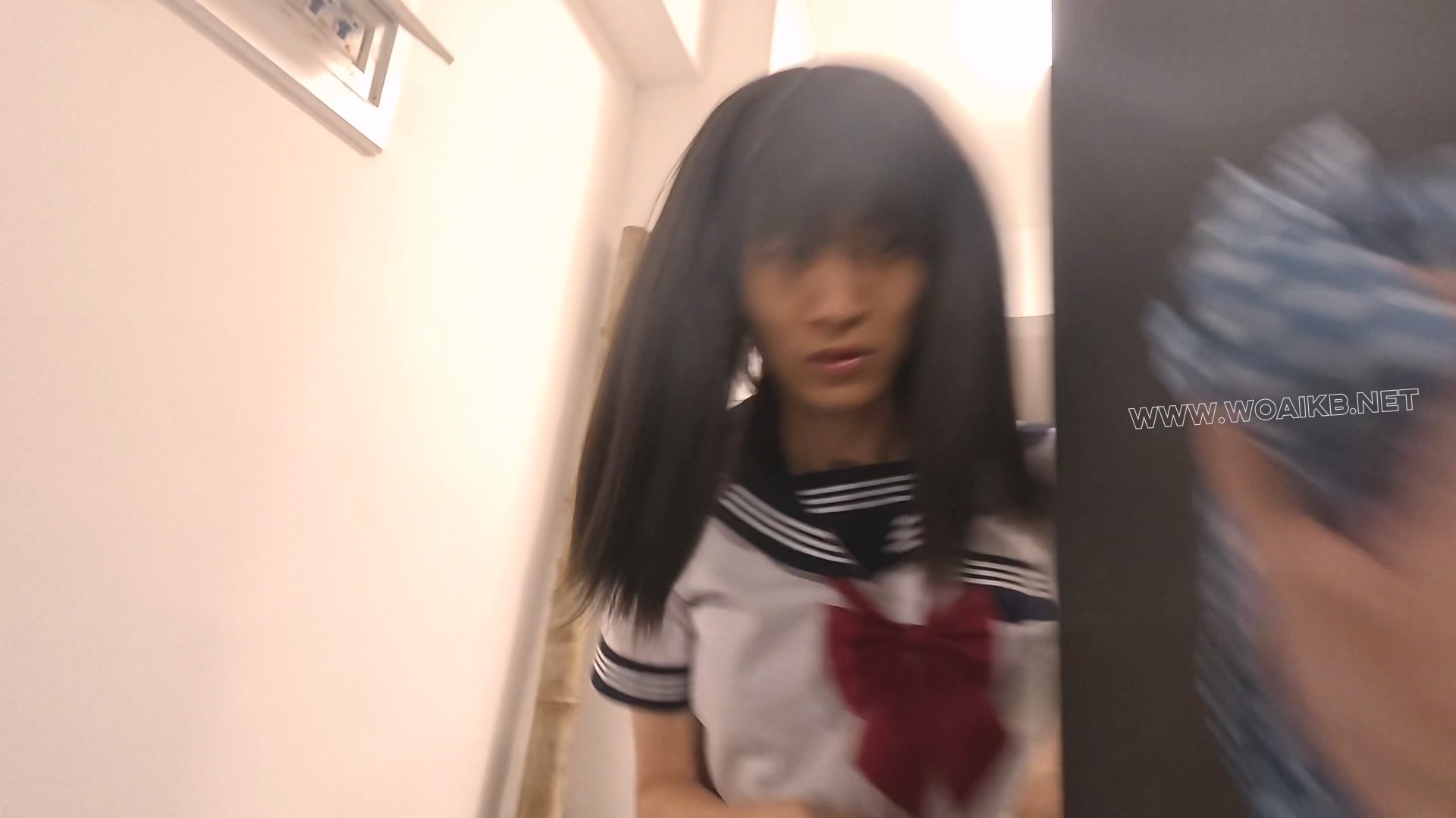 上门绑架jk少女，绑到车里强制玩弄到在车内高朝，外面行人完全没有意识到车里发生… 封面图