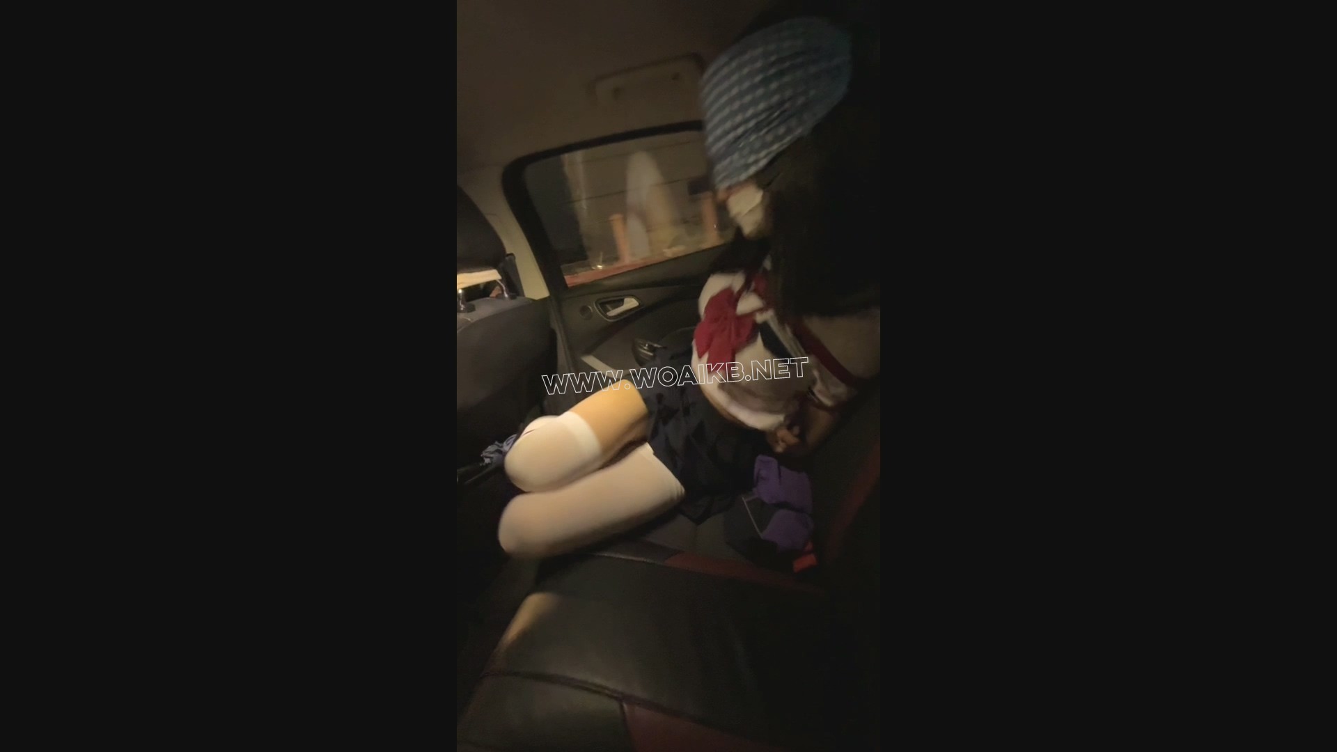 上门绑架jk少女，绑到车里强制玩弄到在车内高朝，外面行人完全没有意识到车里发生 预览图