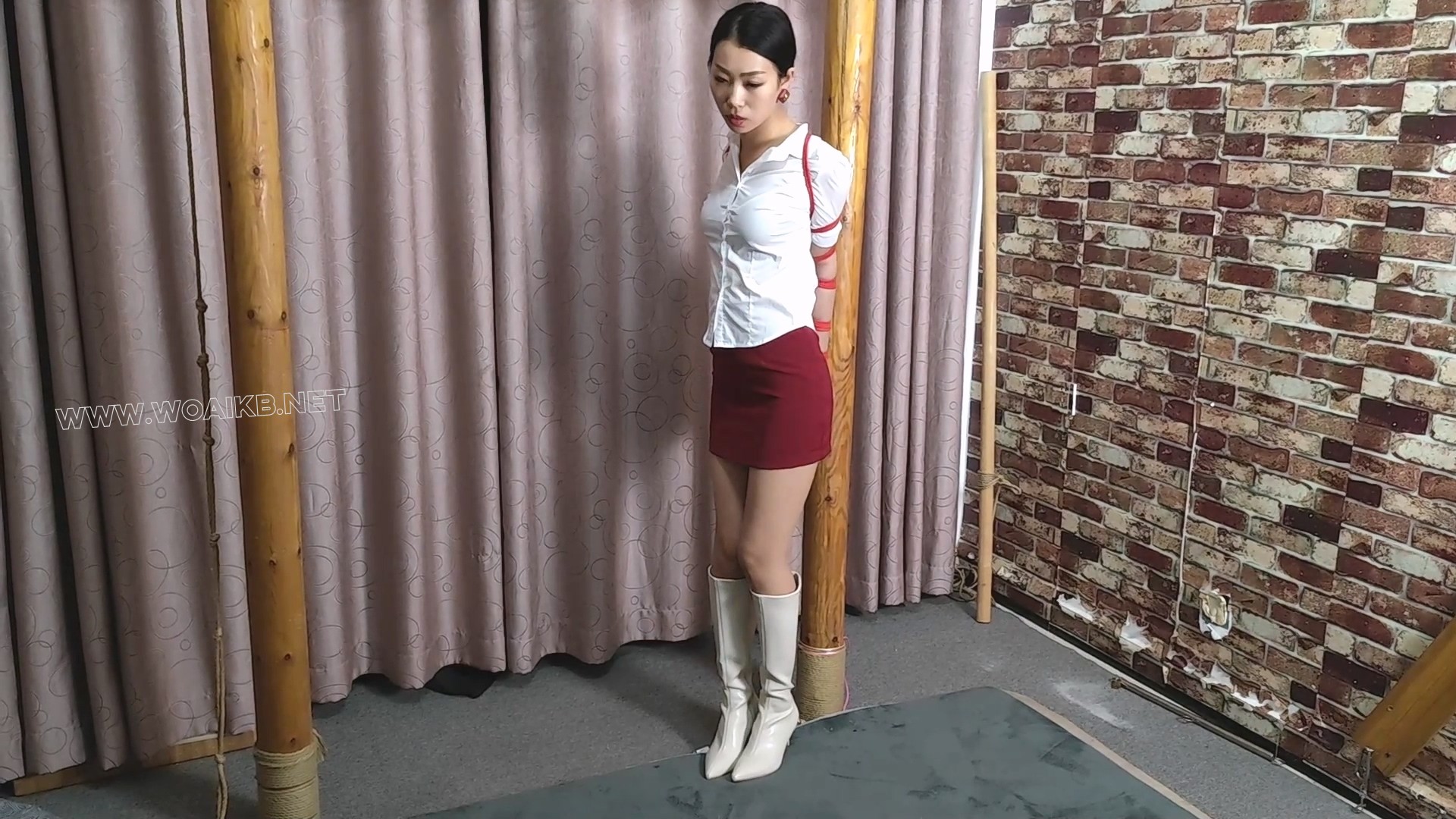 诺米 受难的柱子 极限直臂弯腰柱子固定 震动刺激 十分难受的姿势 手都变色了 封面图