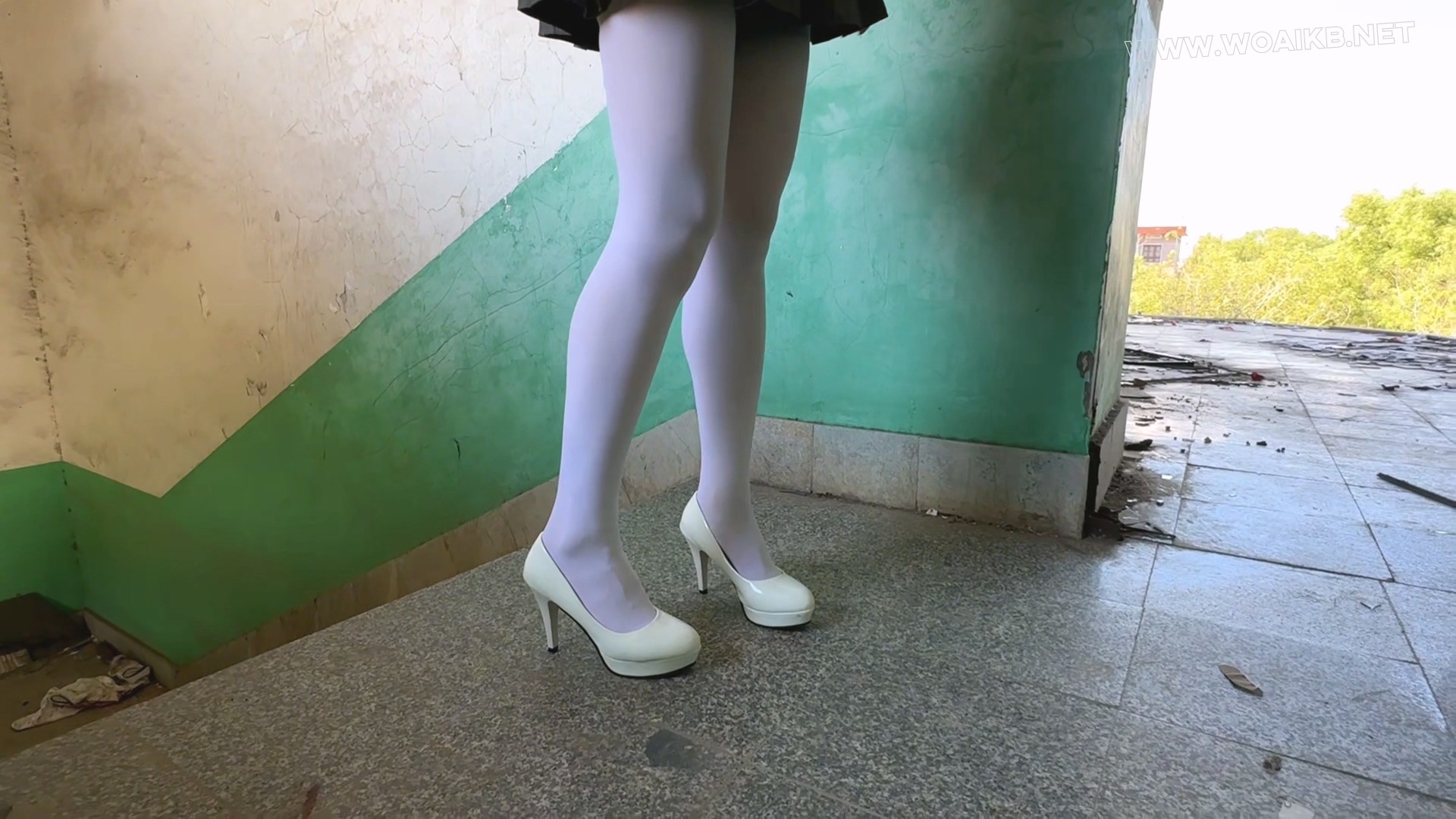白丝女裸足独身入废墟 废墟潜入 预览图