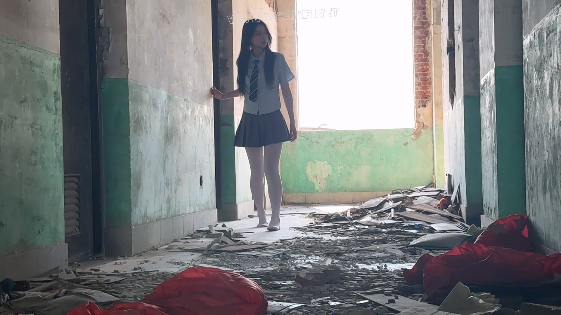 白丝女裸足独身入废墟 废墟潜入 预览图