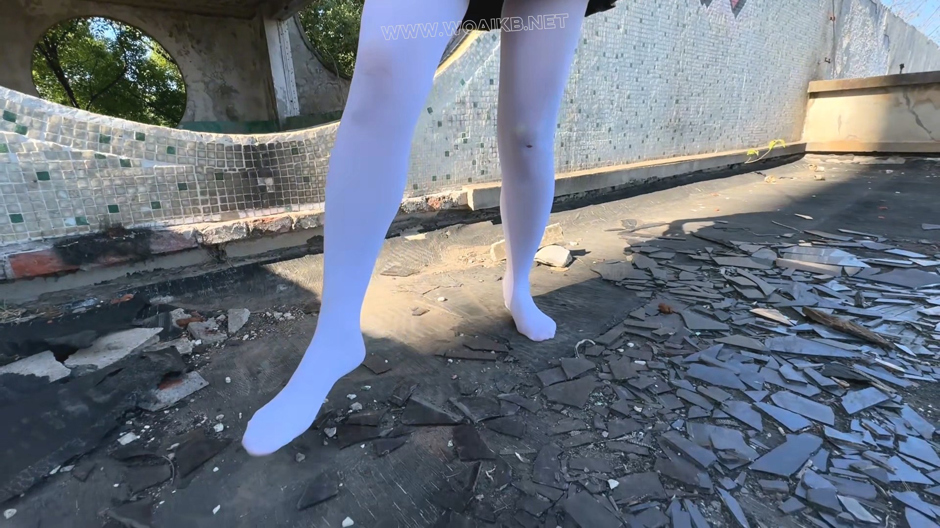 白丝女裸足独身入废墟 废墟潜入 预览图