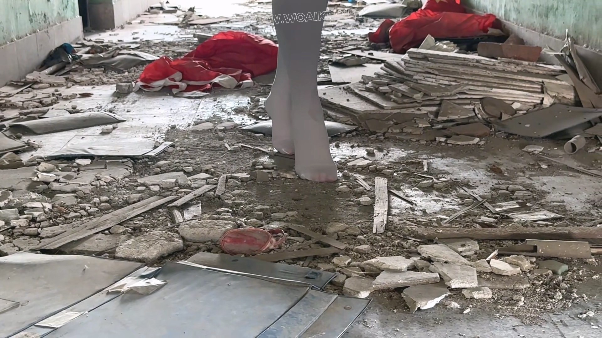 白丝女裸足独身入废墟 废墟潜入 预览图