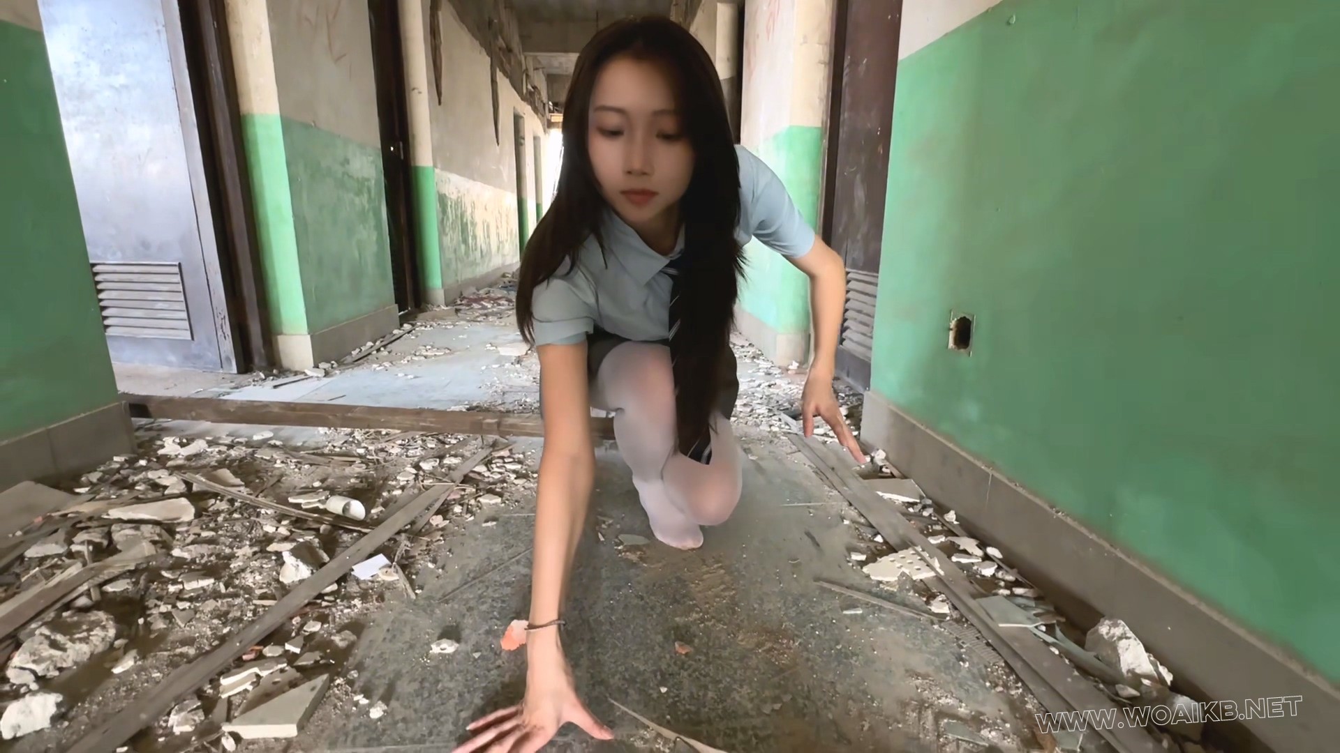 白丝女裸足独身入废墟 废墟潜入 预览图