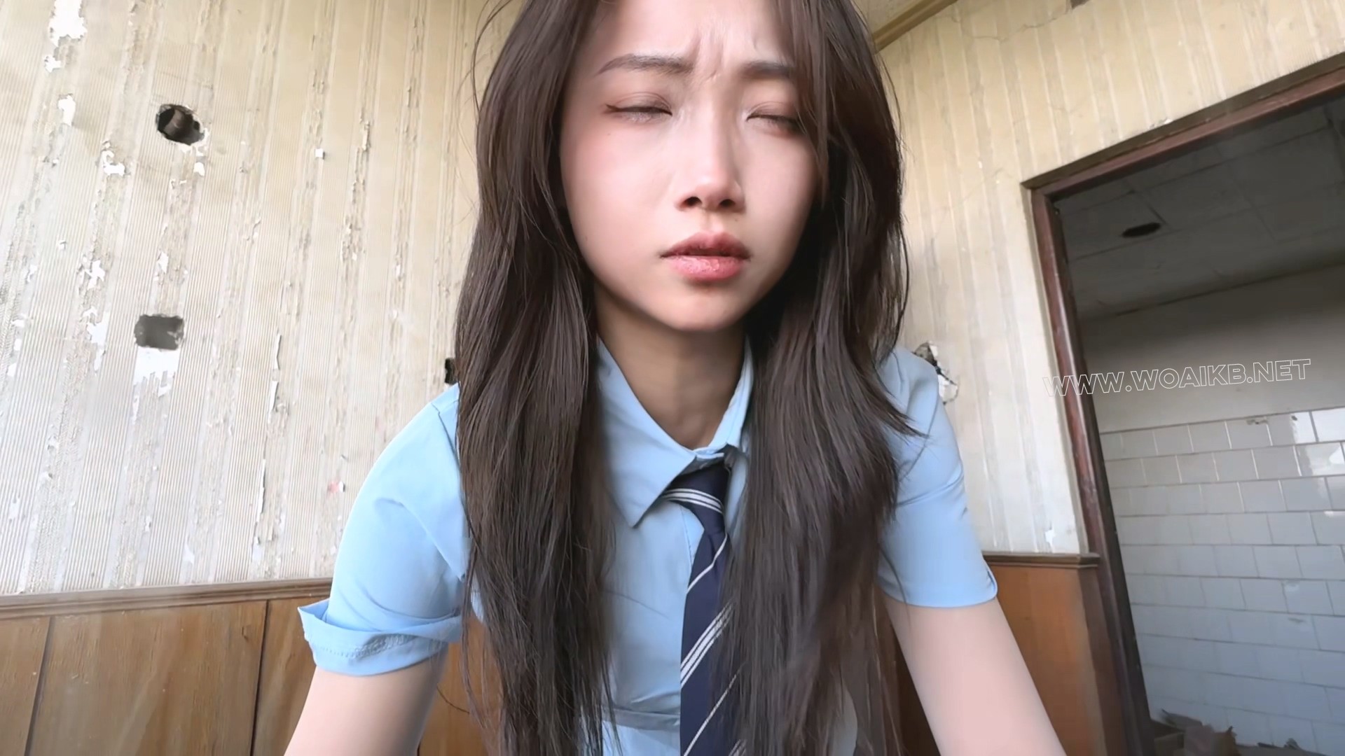 白丝女裸足独身入废墟 废墟潜入 预览图
