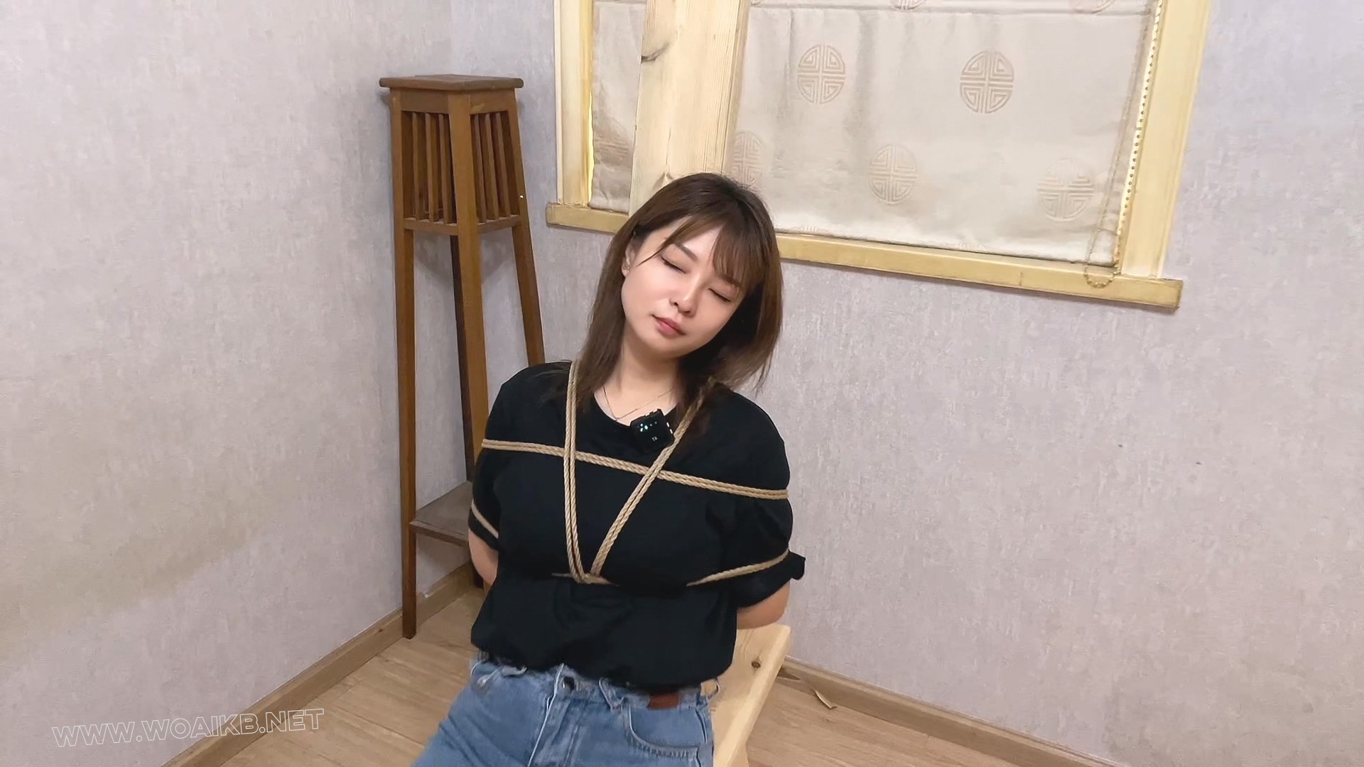 美女审问 捆绑 酷刑 tk拖鞋白袜子痛苦晕倒 老虎凳 封面图