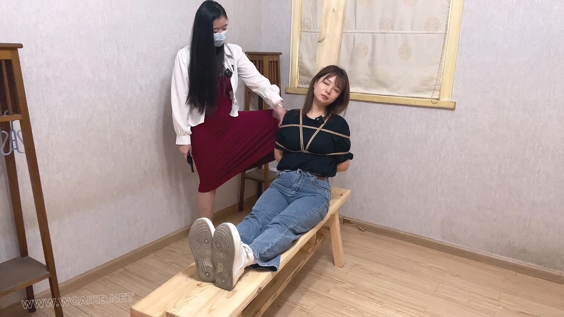 美女审问 捆绑 酷刑 tk拖鞋白袜子痛苦晕倒 老虎凳 预览图