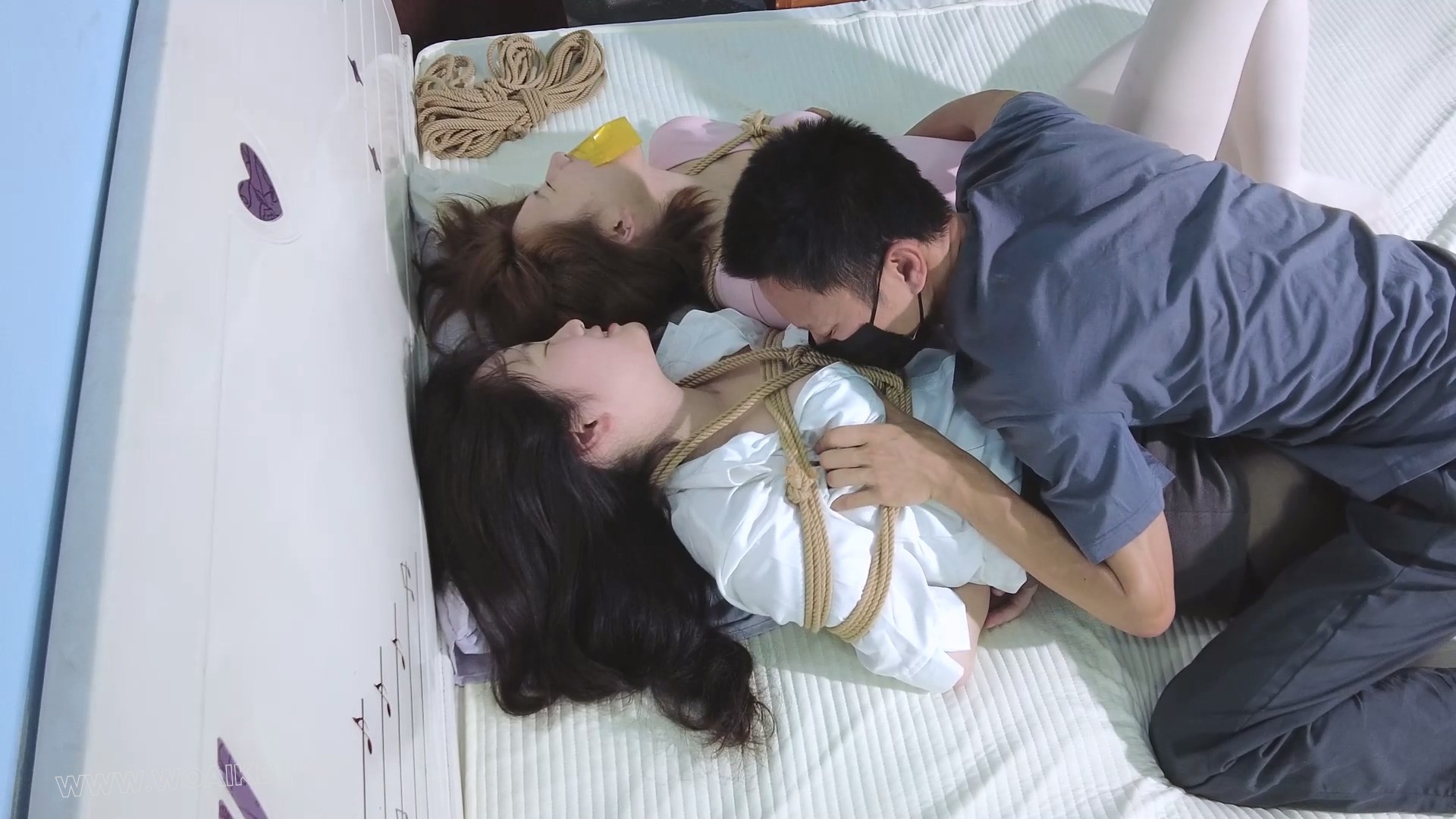 歹徒入室抢劫将妹妹与姐姐一起驷马捆绑刺激玩弄挠痒折磨！两人互解绳子自救！ 《姐... 预览图