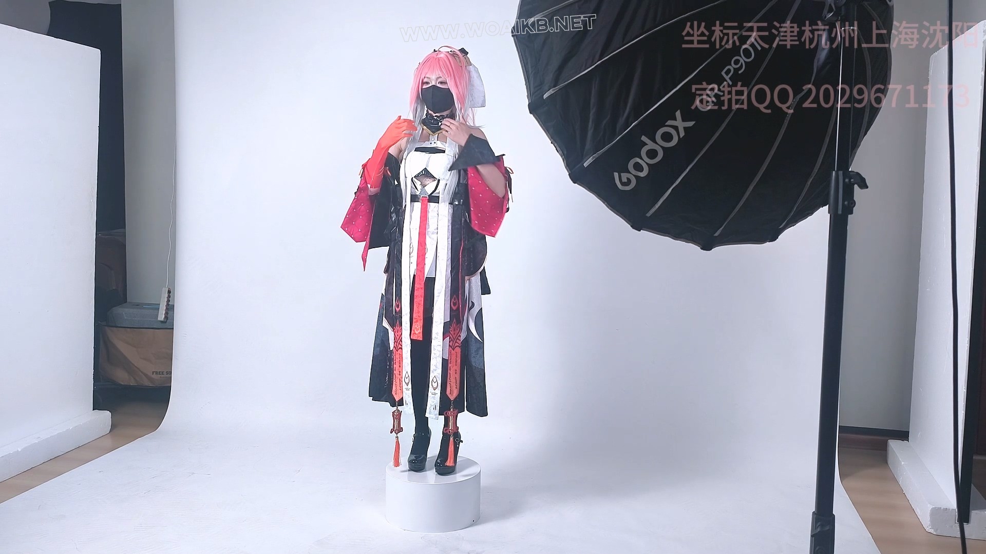 「鸣潮长离剧情」雪儿cos长离被猥琐摄影师欺骗，挑战挣脱绳子换照片，却被惩罚zdb... 封面图