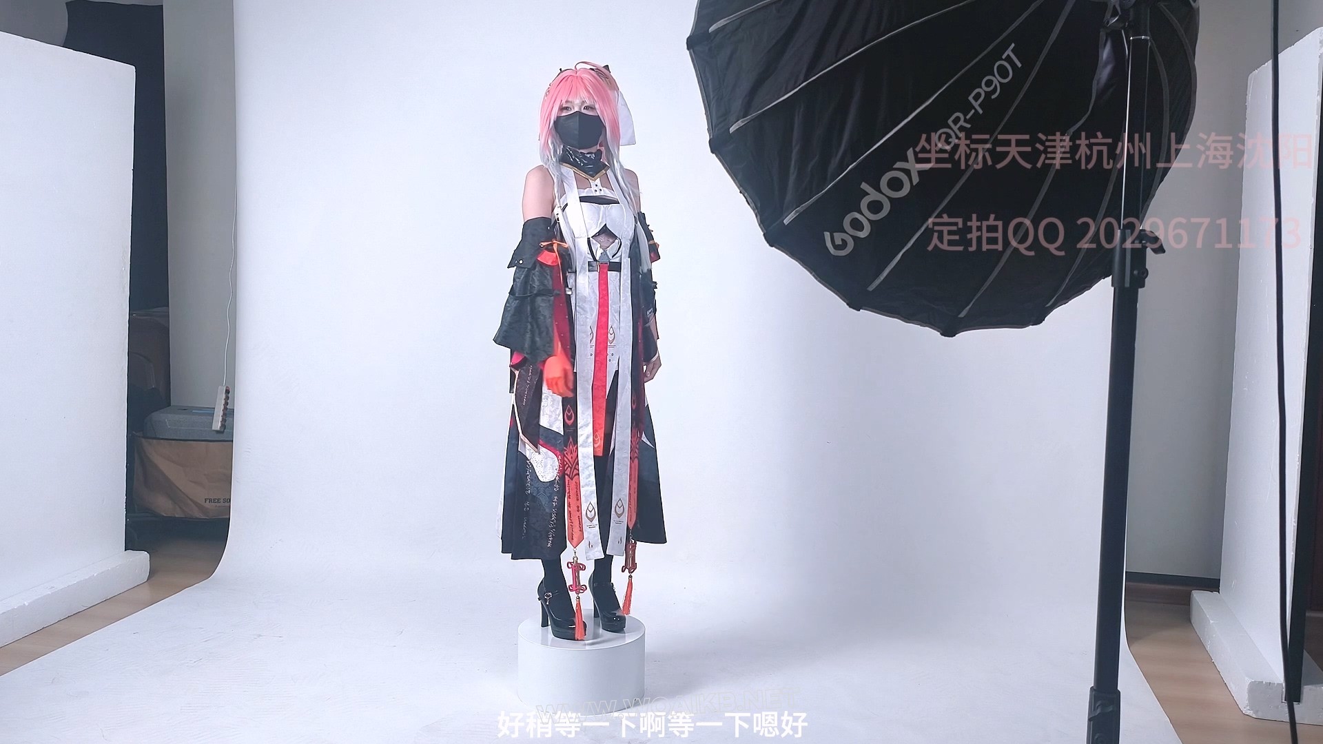 「鸣潮长离剧情」雪儿cos长离被猥琐摄影师欺骗，挑战挣脱绳子换照片，却被惩罚zdb... 预览图