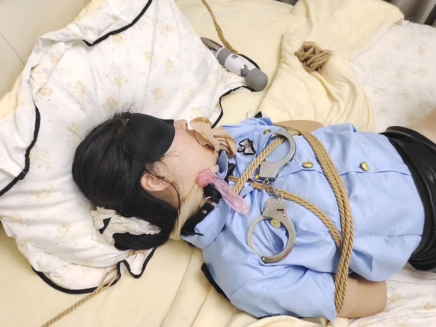 最终被捆绑折磨至虚脱的性感女侦查官 预览图