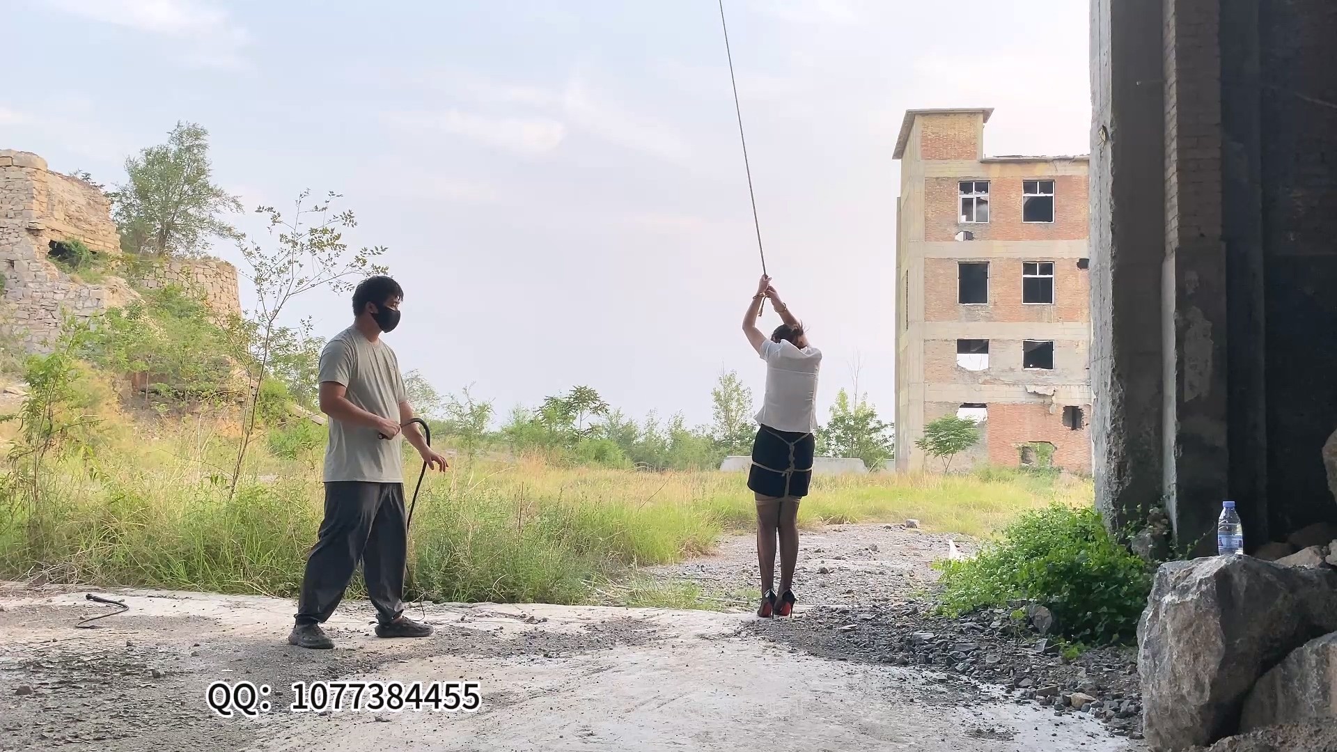 银行职员夏可，遭人报复迷晕走绳。 预览图