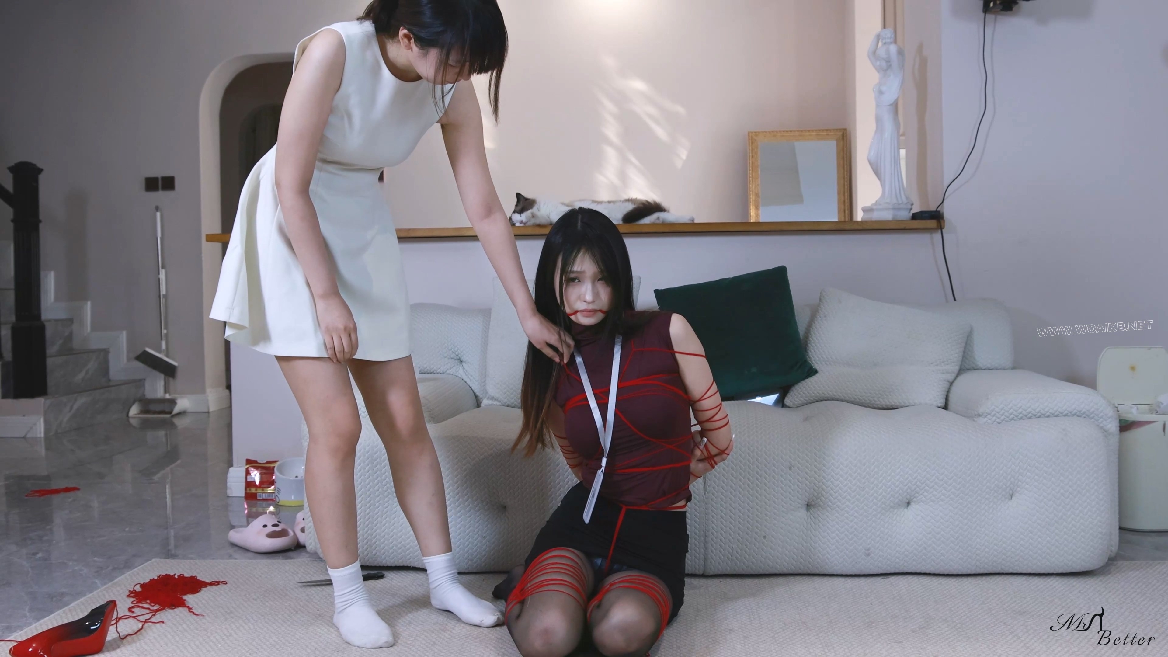红毛线束缚 模特倩倩，两个妹子玩游戏，输了的接受捆绑惩罚，被大量红毛线捆绑，后... 预览图