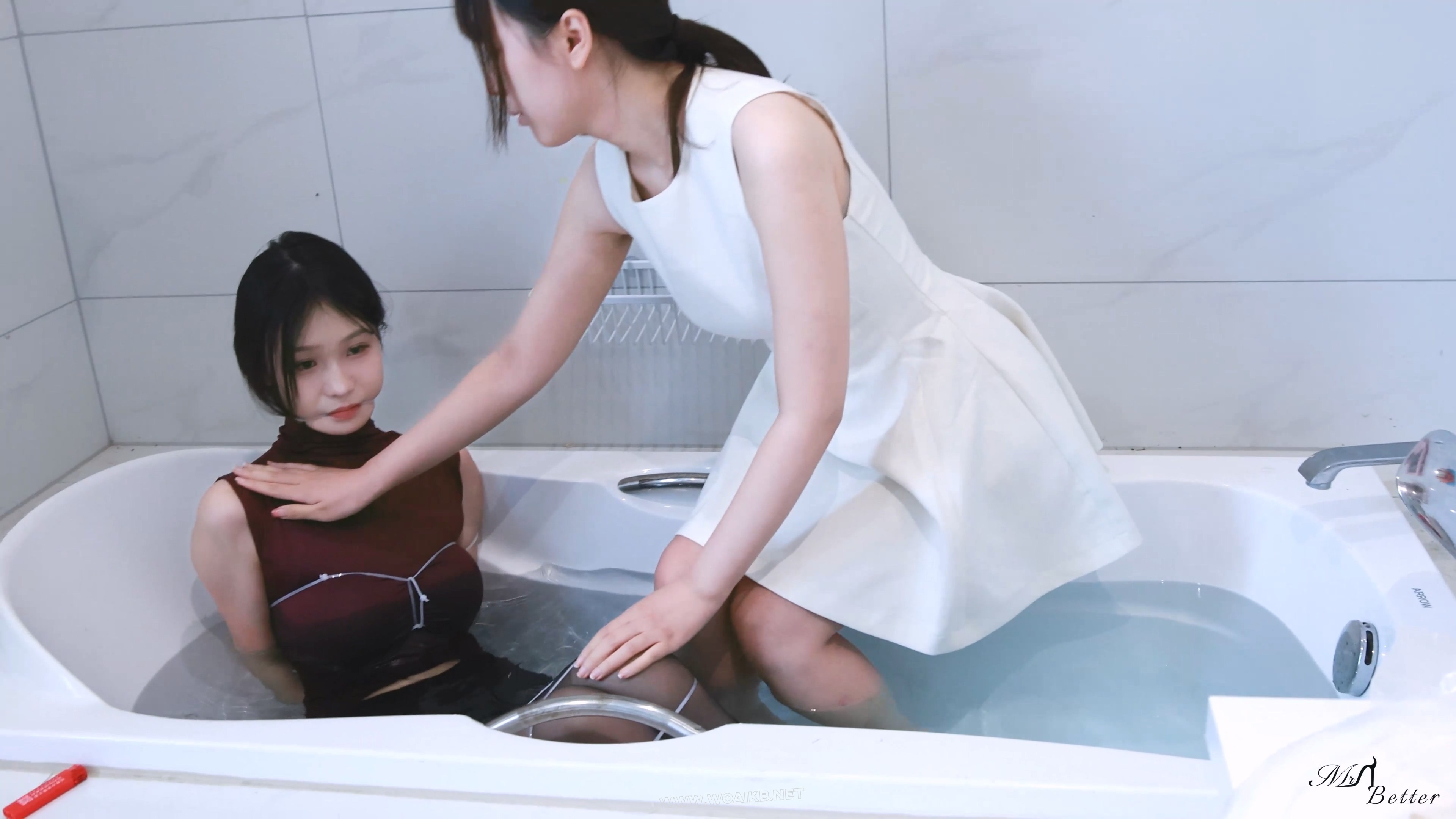 红毛线束缚 模特倩倩，两个妹子玩游戏，输了的接受捆绑惩罚，被大量红毛线捆绑，后... 预览图