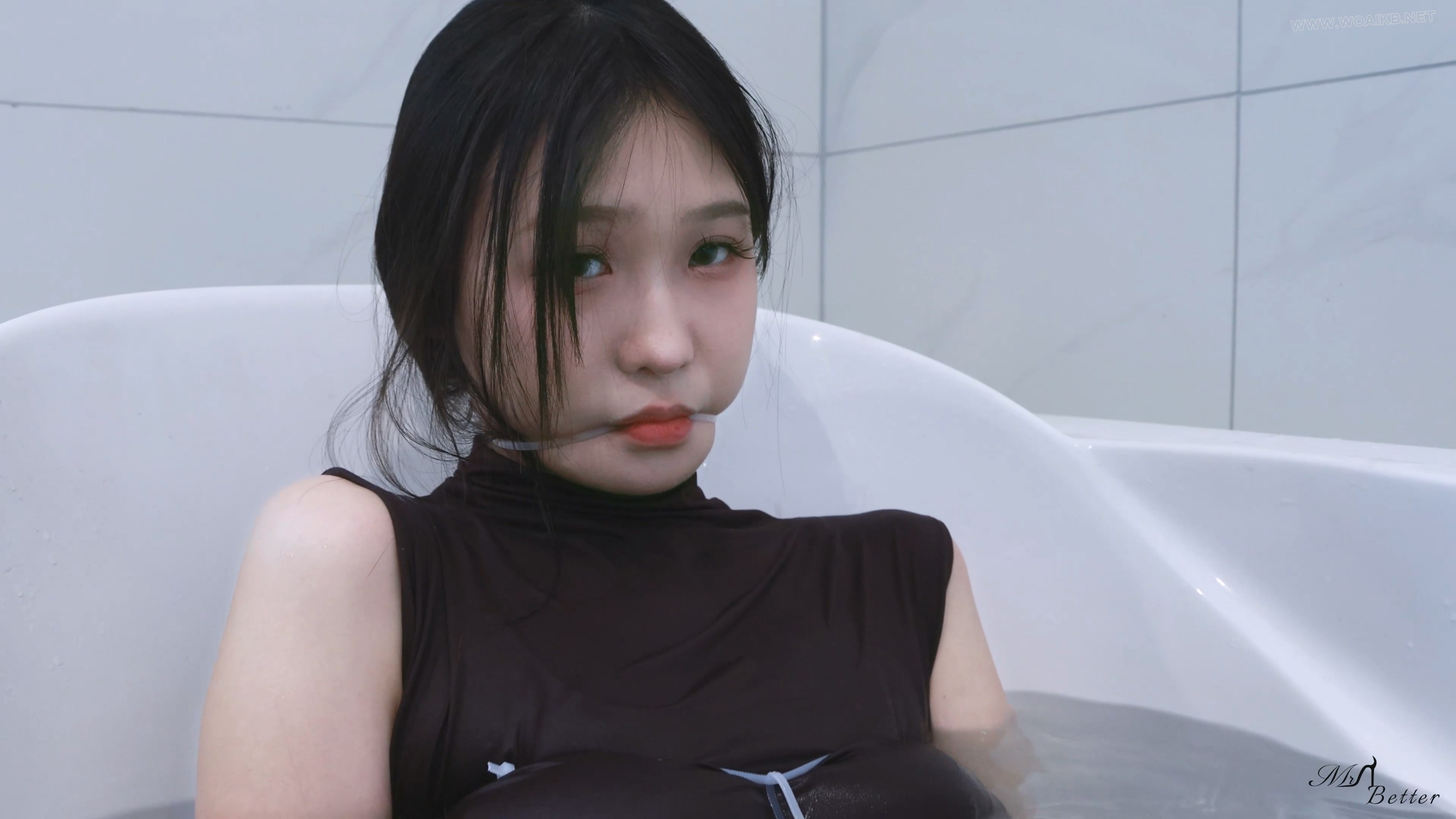 红毛线束缚 模特倩倩，两个妹子玩游戏，输了的接受捆绑惩罚，被大量红毛线捆绑，后... 预览图