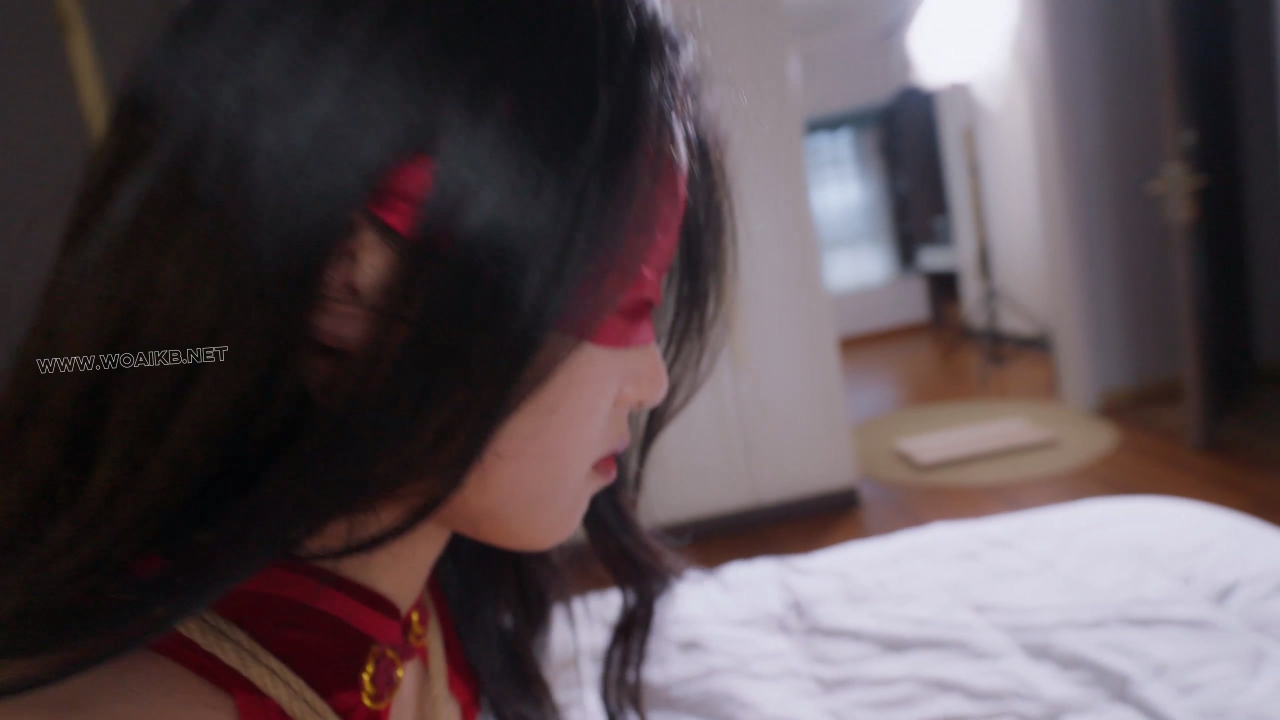 《禁忌之缚》修女被信徒迷晕换上情趣战袍胶水固定在板子上羞辱……在内裤里放入内... 预览图