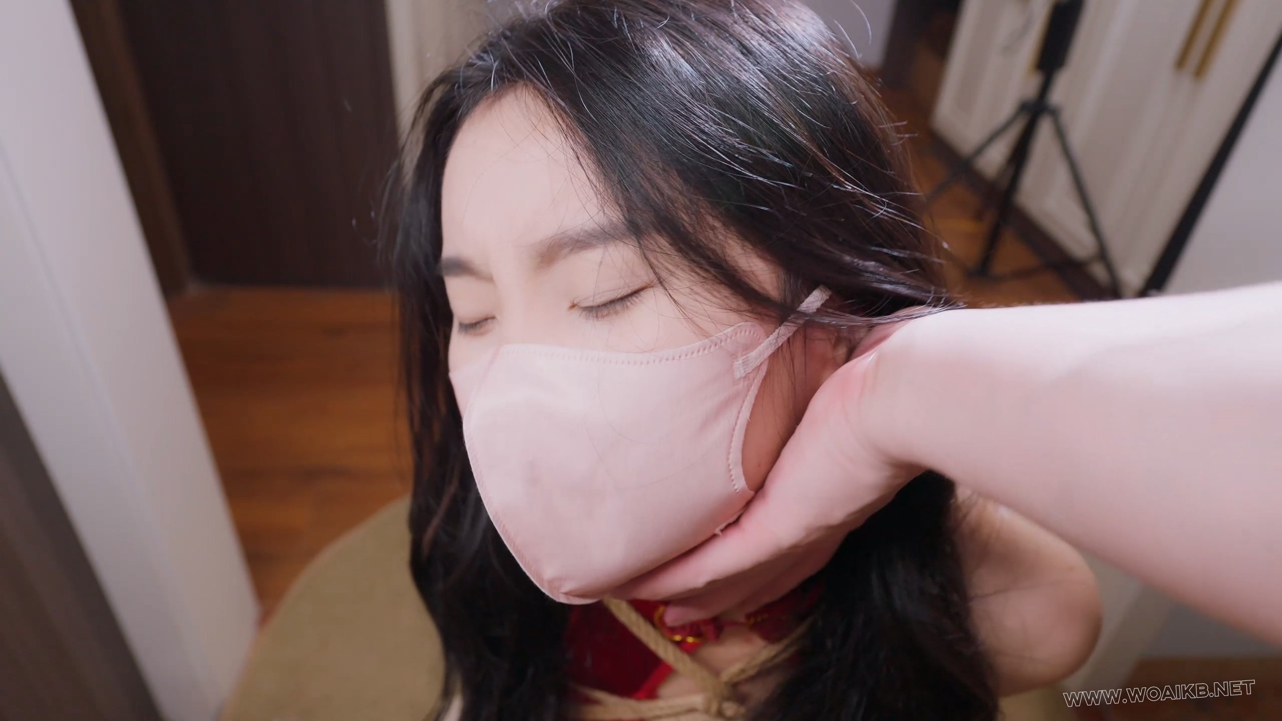 《禁忌之缚》修女被信徒迷晕换上情趣战袍胶水固定在板子上羞辱……在内裤里放入内... 预览图