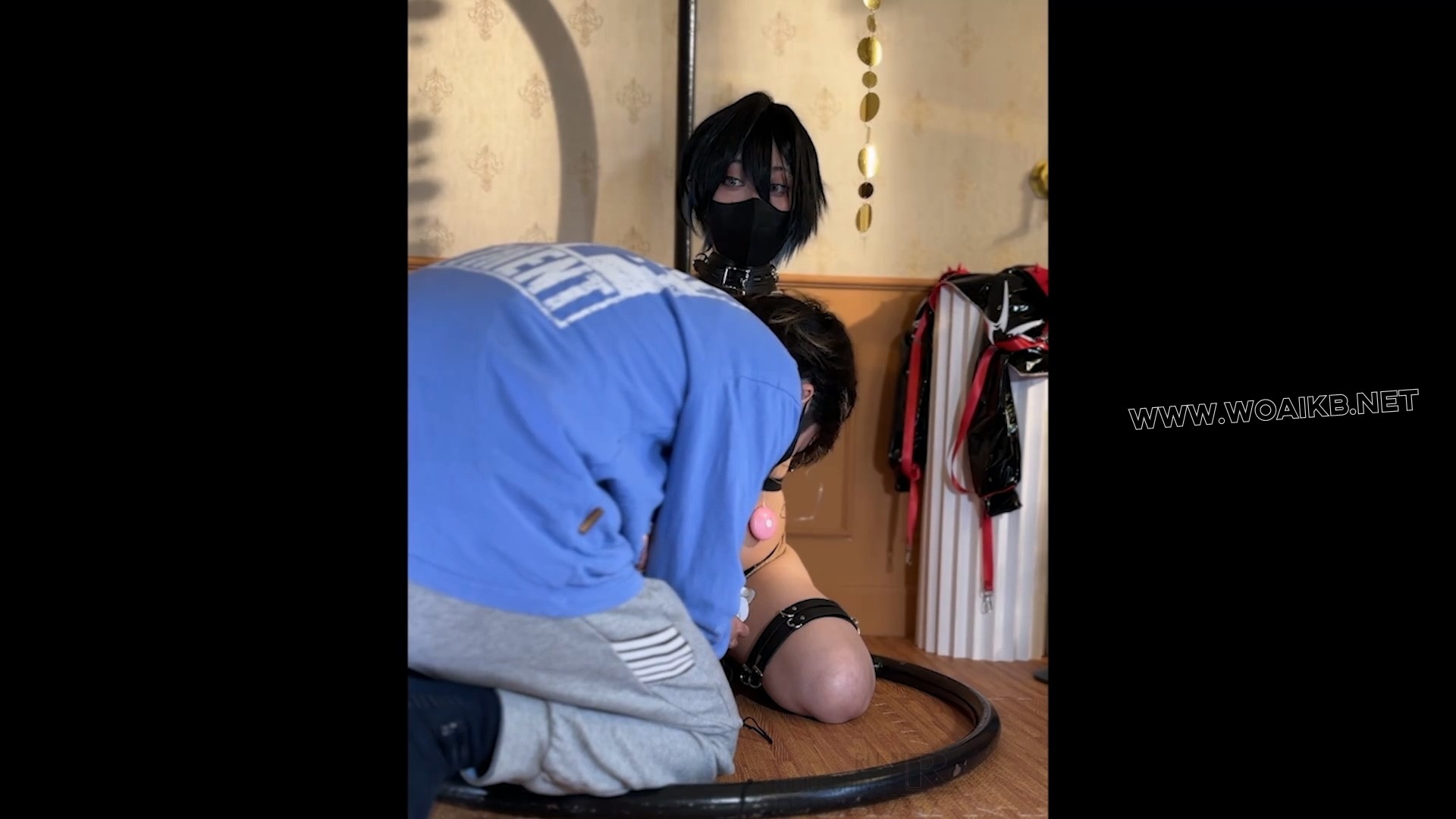 【RLL拘束档案24】胡腾赛车服拘束{皮衣手铐振动开腿放置电击} 预览图