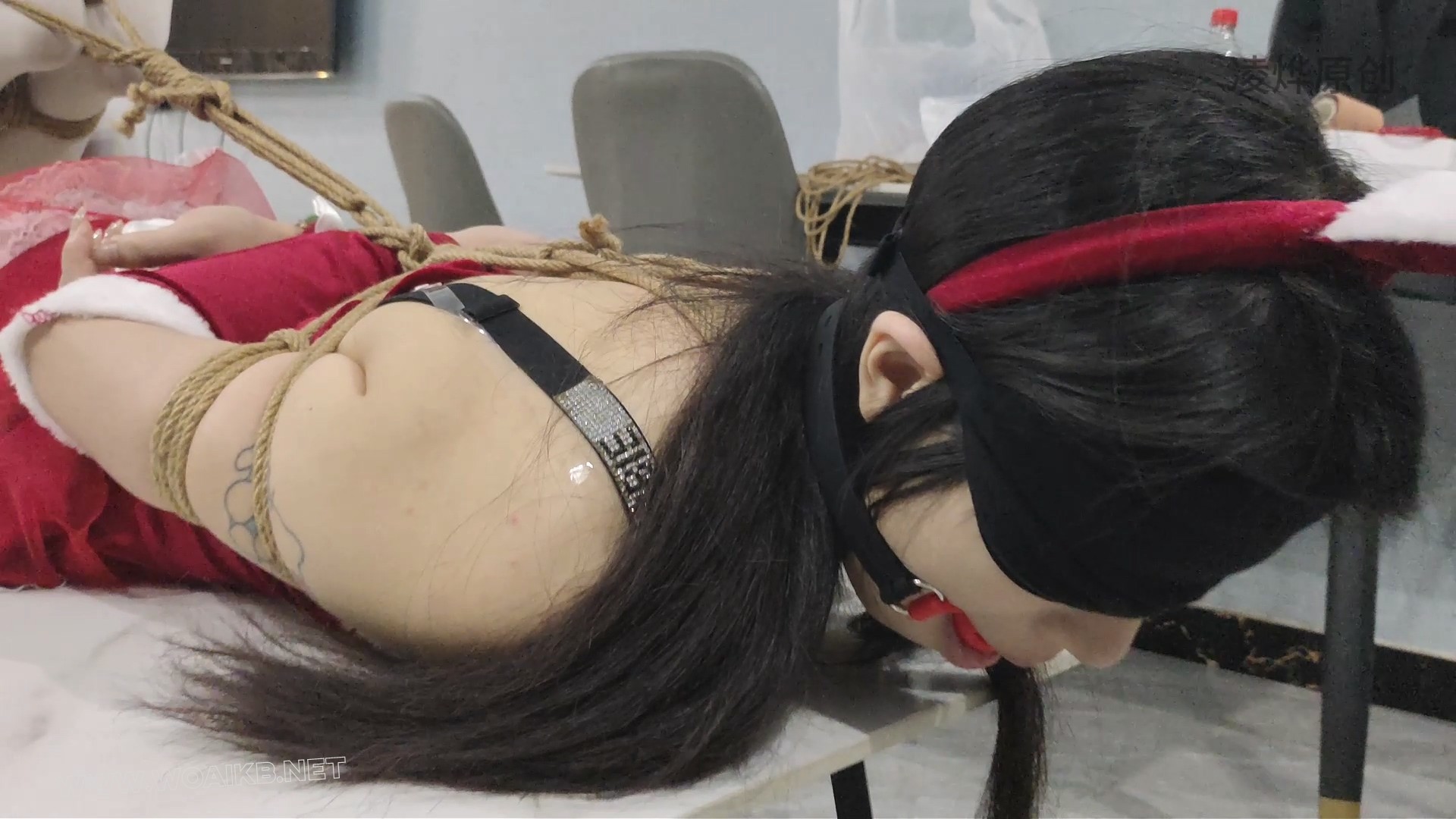 新模瑶瑶体验(圣诞礼服+白色长筒袜+高跟+捆绑+挣扎） 预览图