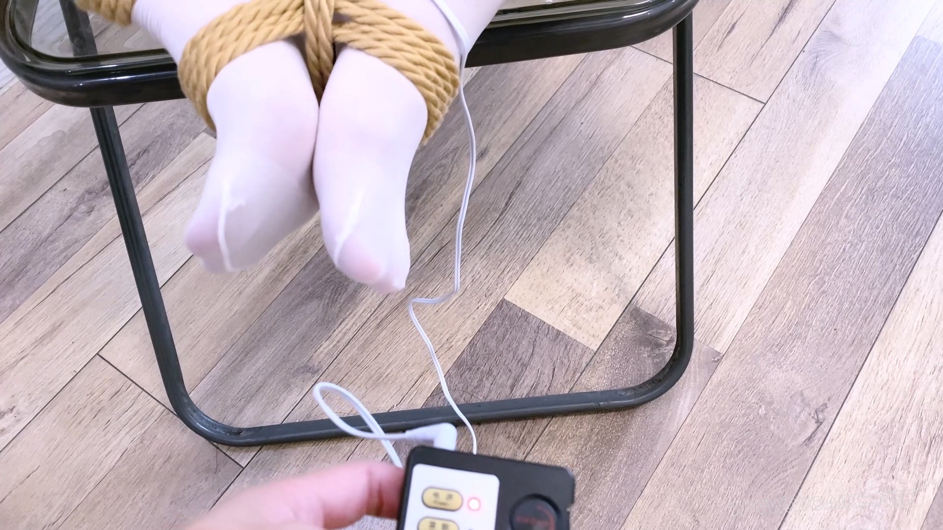 《吃鱼的喵》-第十三集-女仆被椅子缚+胸缚+手腕和脚腕链接捆绑+蟹缚M开腿折腿缚+强... 预览图