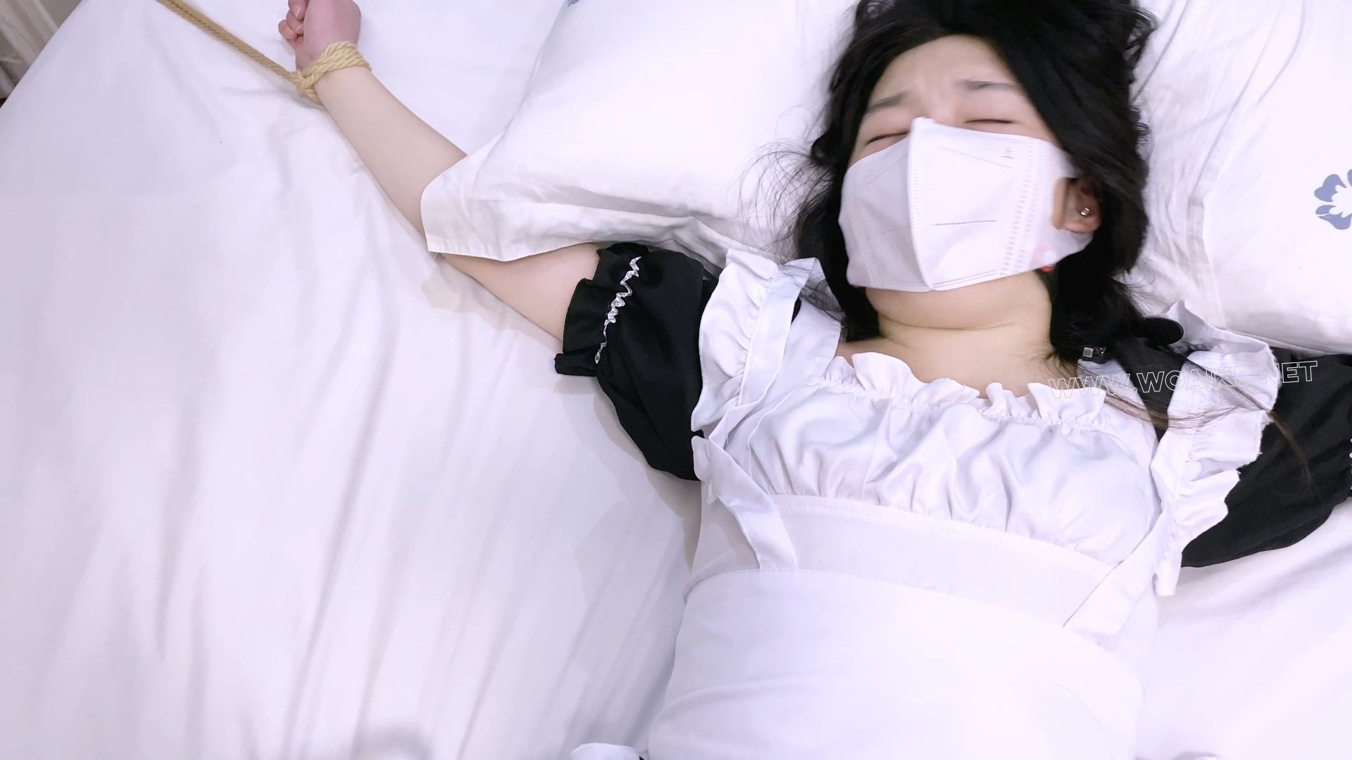 《吃鱼的喵》-第十三集-女仆被椅子缚+胸缚+手腕和脚腕链接捆绑+蟹缚M开腿折腿缚+强... 预览图