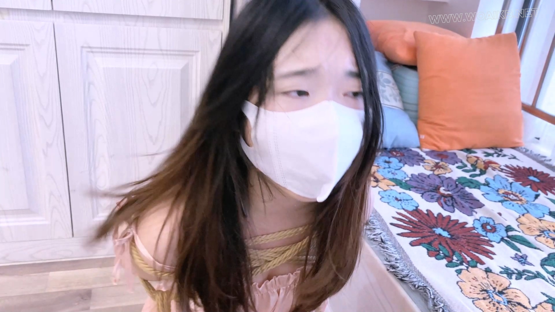 《吃鱼的喵》-第十二集-日式紧缚+胸缚+股绳+蛇缚并腿缚+强制弓腰+口球+棒棒刺激+折... 预览图
