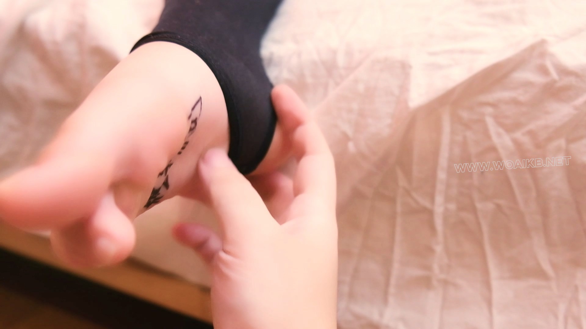 踩脚黑丝妹子TK，捆绑挣扎 预览图