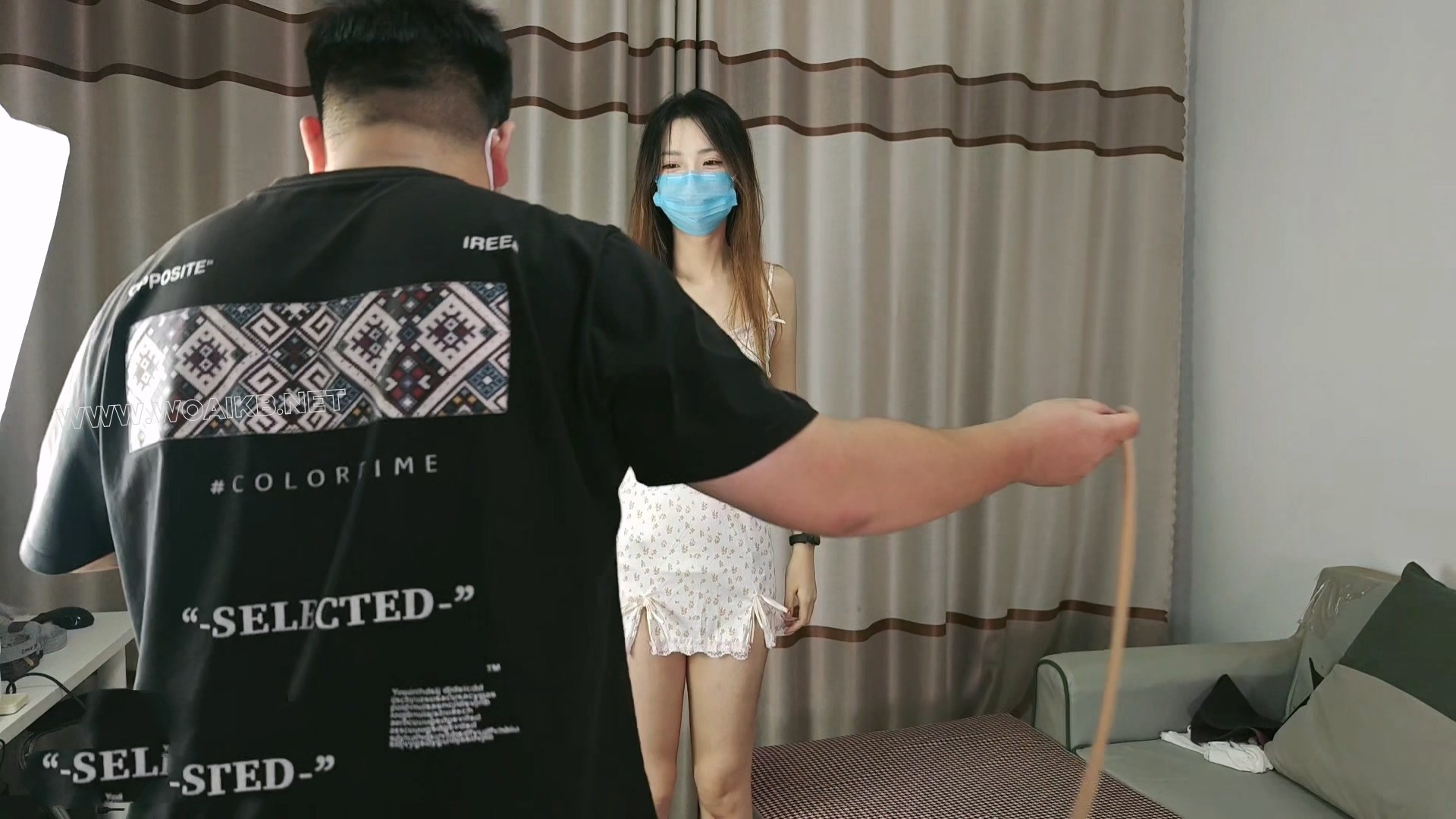 模特桃桃 眼睛很大 身材巨好的桃桃 真空穿着碎花裙 强制行走 照镜子 强高 封面图