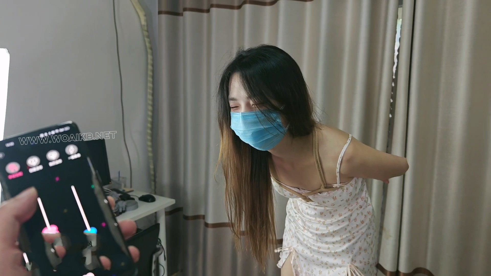 模特桃桃 眼睛很大 身材巨好的桃桃 真空穿着碎花裙 强制行走 照镜子 强高 预览图