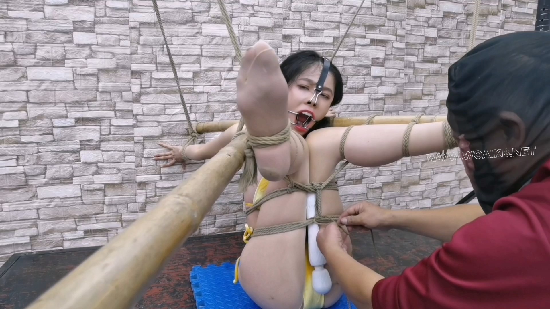 【尿了】把艺仙儿用竹杆交叉式绳缚,这姿式生不如死的感觉,还要强制高潮TK折磨,爽的... 预览图