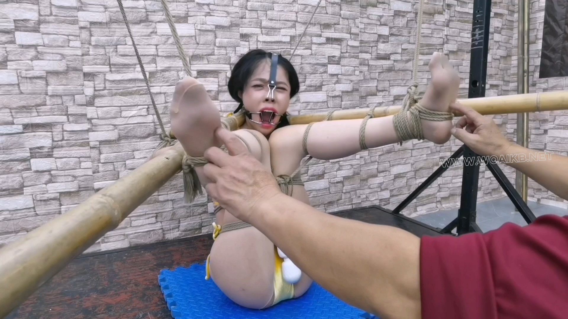 【尿了】把艺仙儿用竹杆交叉式绳缚,这姿式生不如死的感觉,还要强制高潮TK折磨,爽的... 预览图