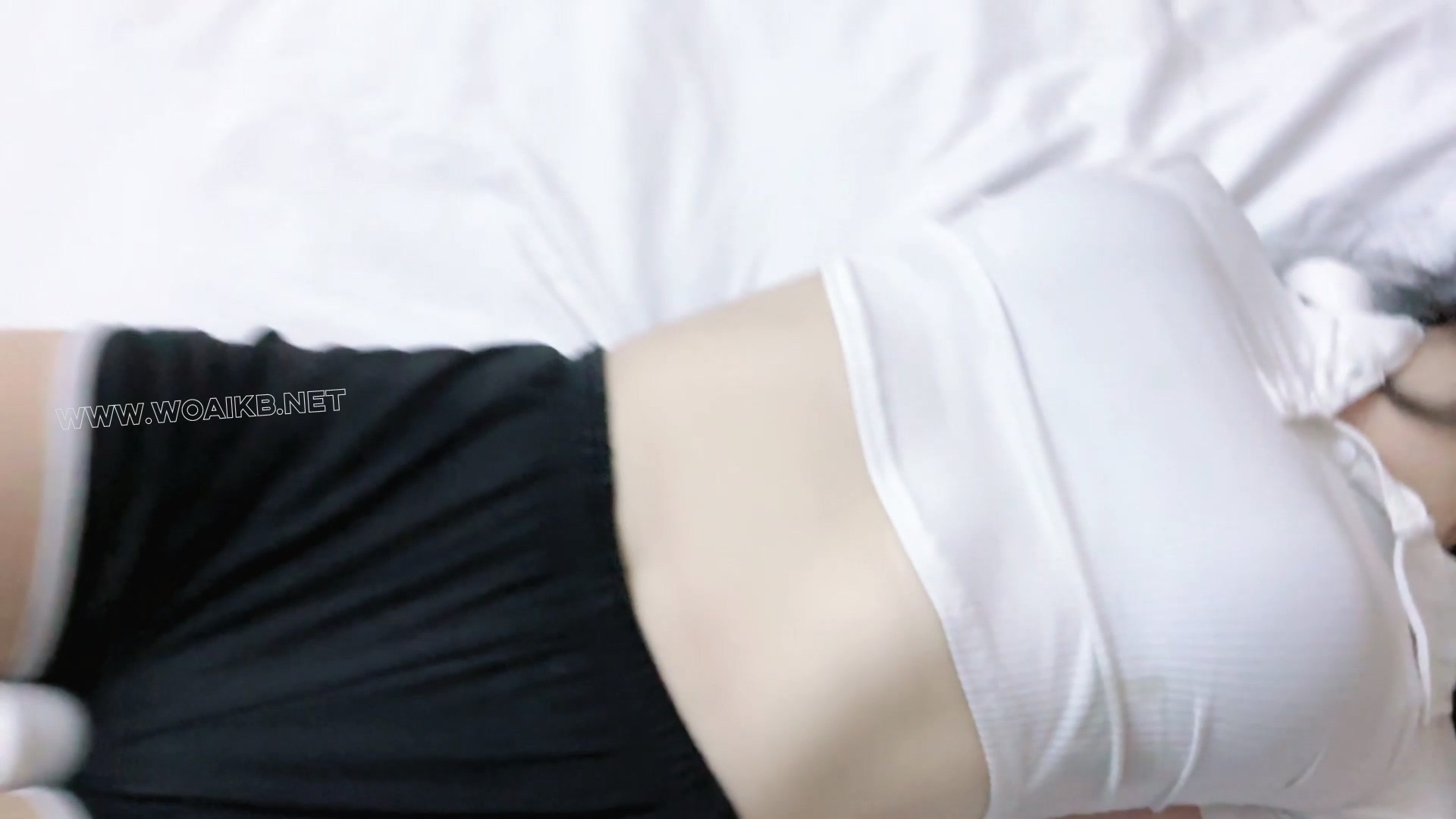 女友第一次尝试胶带捆绑，脚趾被绑住 预览图