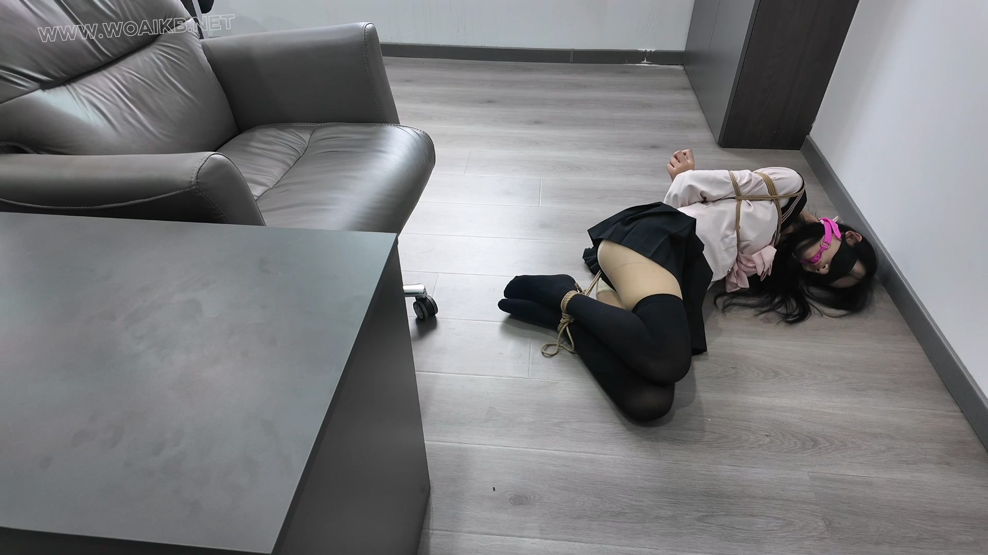 办公室绑架小美女挣扎TK 预览图