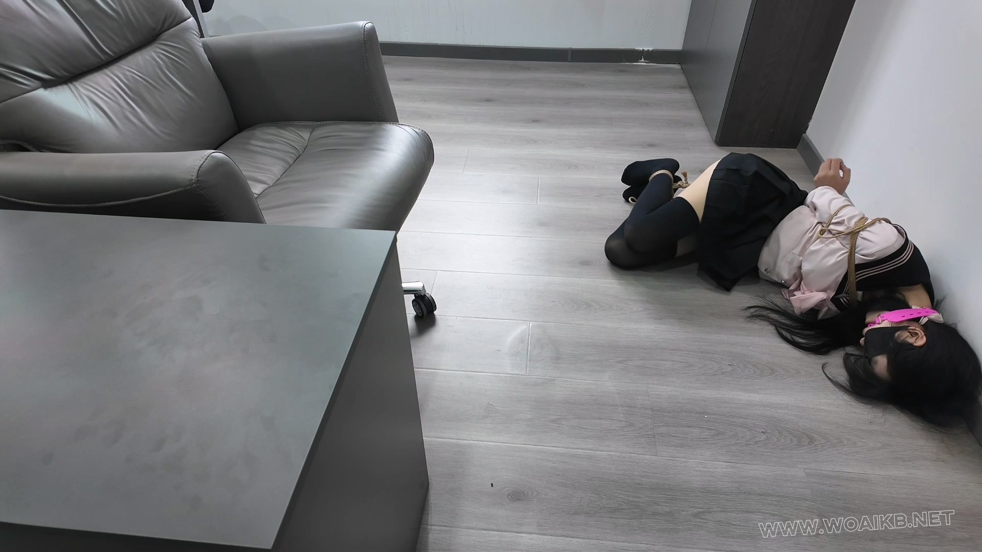 办公室绑架小美女挣扎TK 预览图