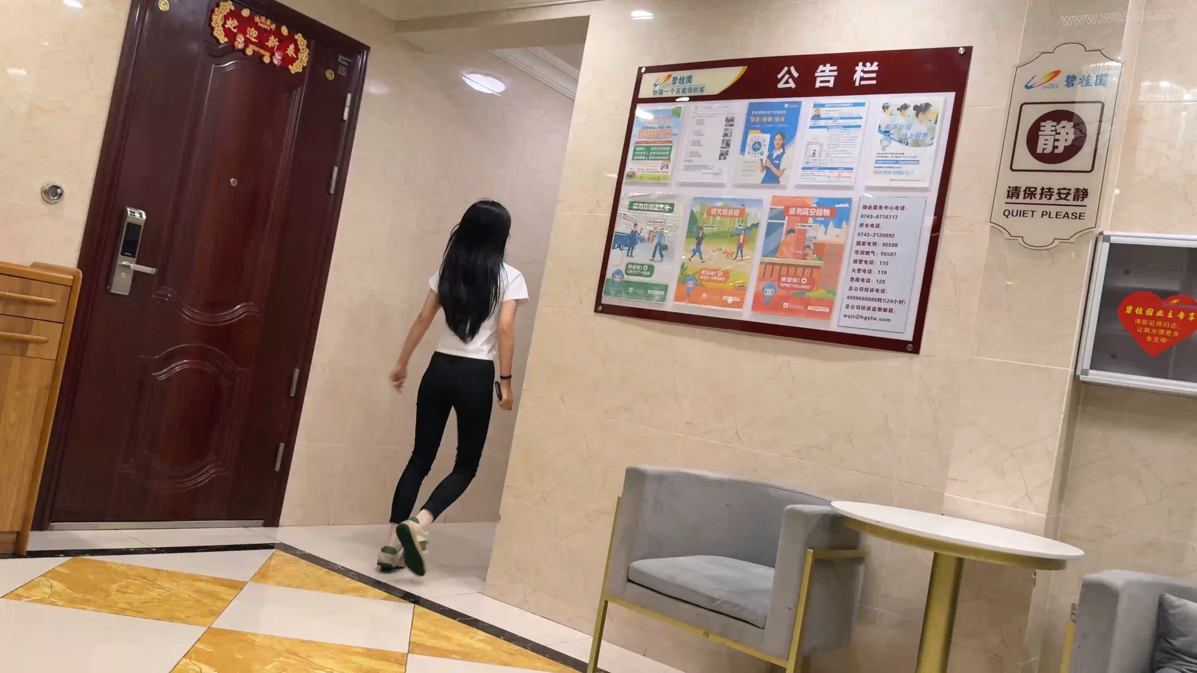 路上偶遇漂亮学生妹，尾随回家，将其制服，学妹惨叫。绳子绑住双手手腕吊起来，让... 封面图