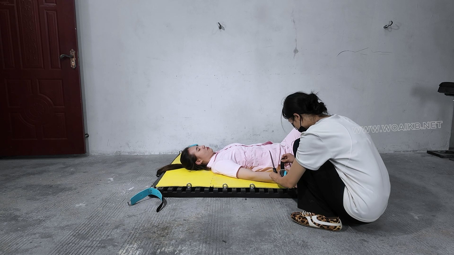 恶毒女护士遭到病人家属报复臭丝袜堵嘴胶带封嘴！SP屁屁狂挠脚心折磨！棒棒跳D刺激... 预览图