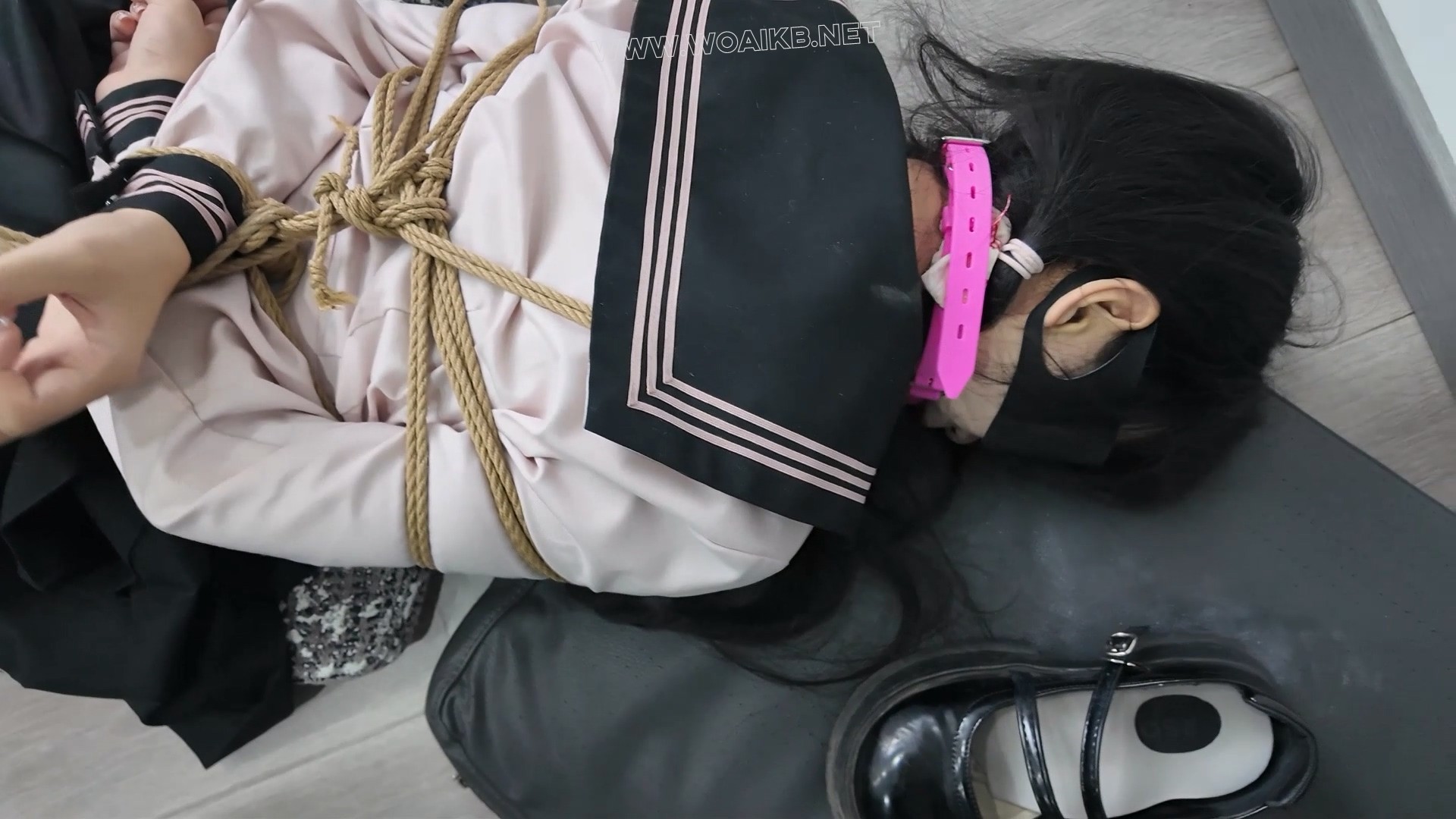 办公室捆绑tk小美女下，肉丝+裸足特写 预览图
