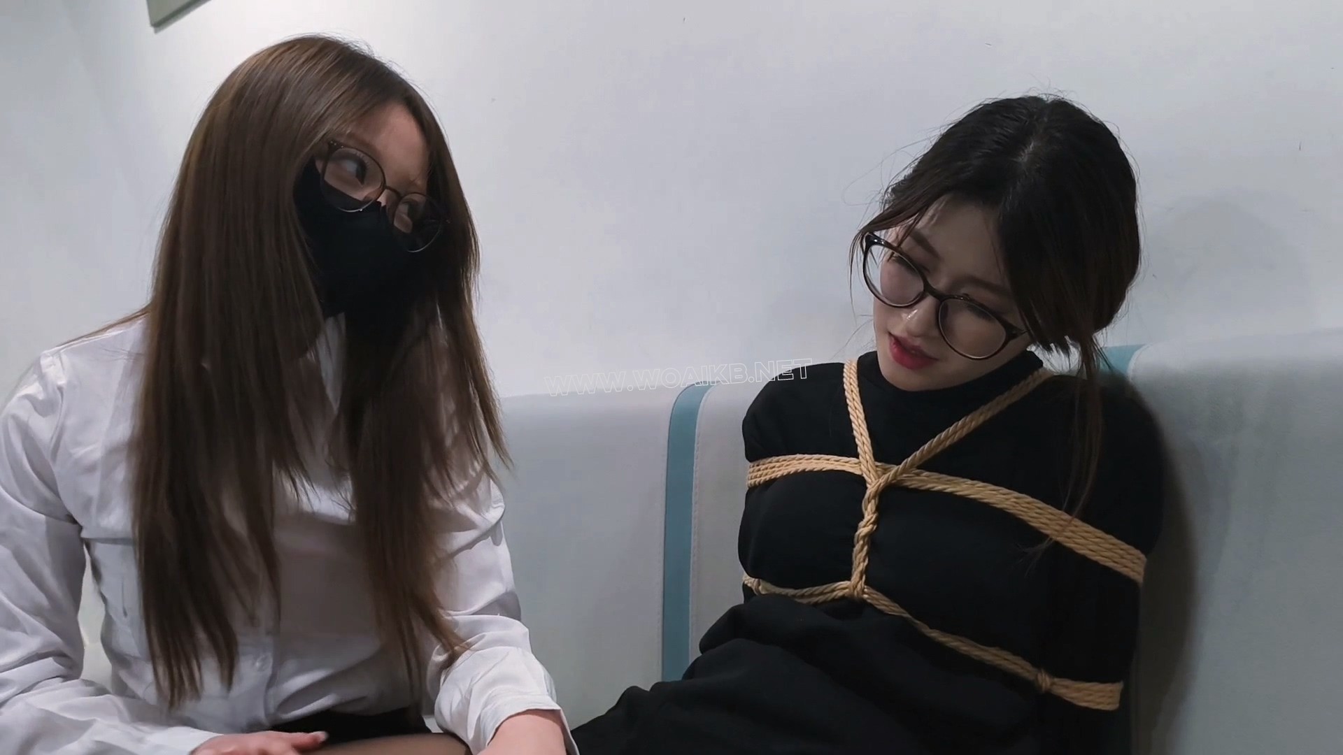 独具女性被“测试”抗敏感丝袜，却被女推销员捆绑堵嘴挠脚心，原来是脚心敏感增强... 预览图