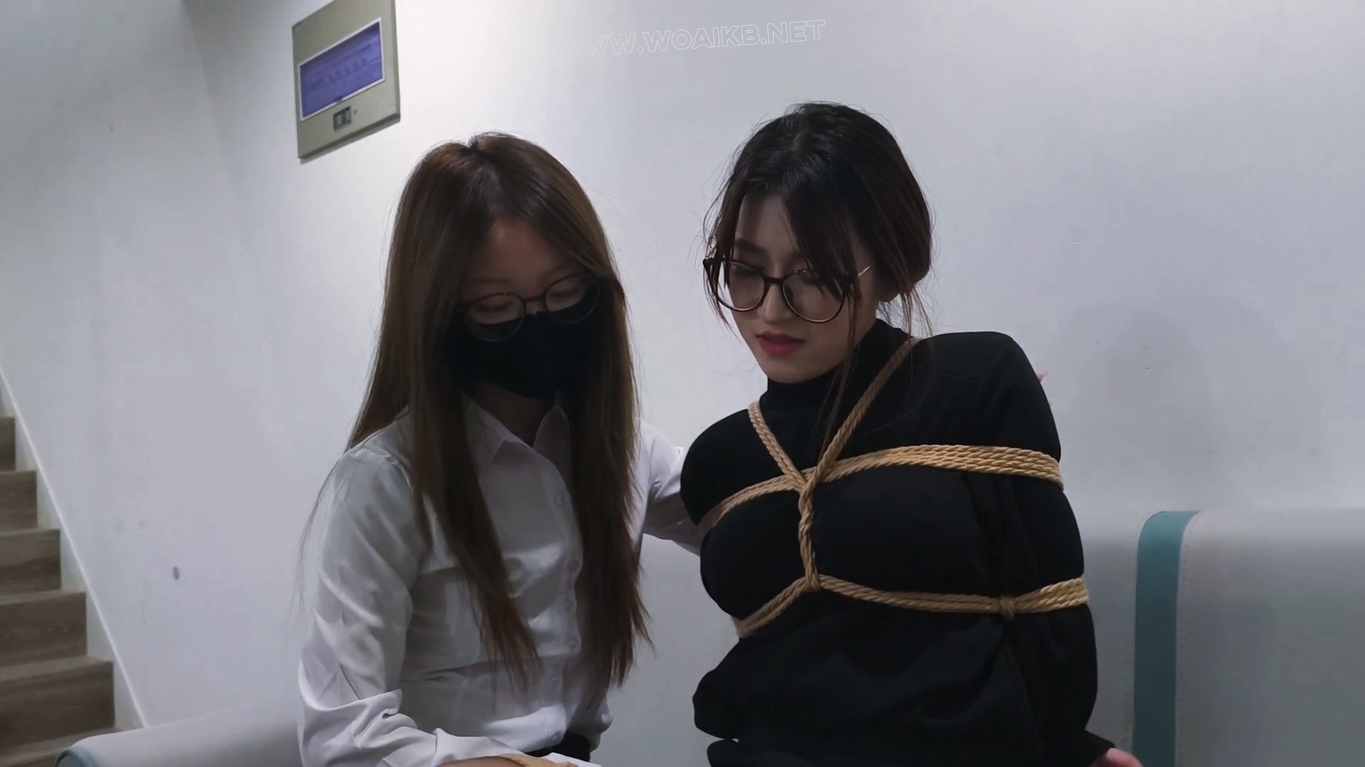 独具女性被“测试”抗敏感丝袜，却被女推销员捆绑堵嘴挠脚心，原来是脚心敏感增强... 预览图
