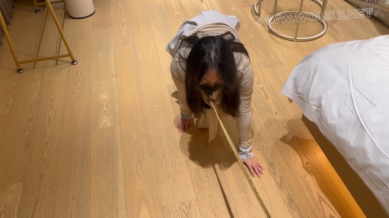 遛遛小狗，穿着白袜贝壳头心甘当狗，极具观赏的姿势加上双重道具的刺激，骚叫充盈... 预览图