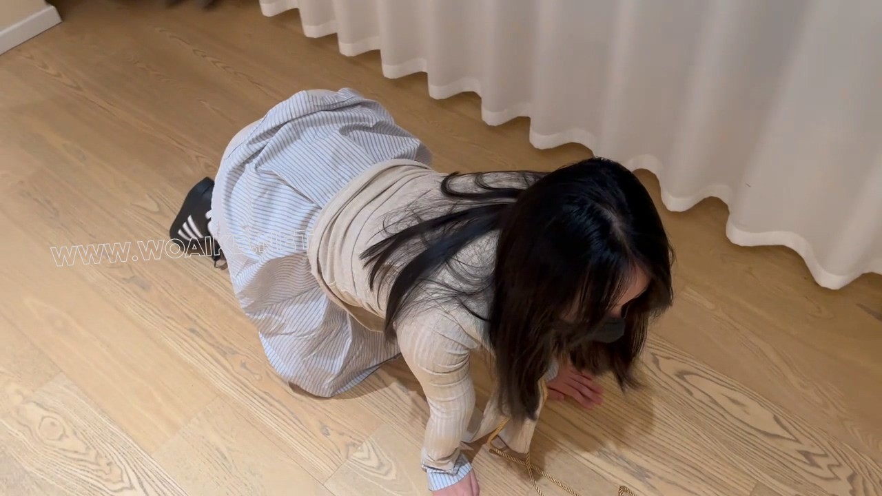 遛遛小狗，穿着白袜贝壳头心甘当狗，极具观赏的姿势加上双重道具的刺激，骚叫充盈... 预览图