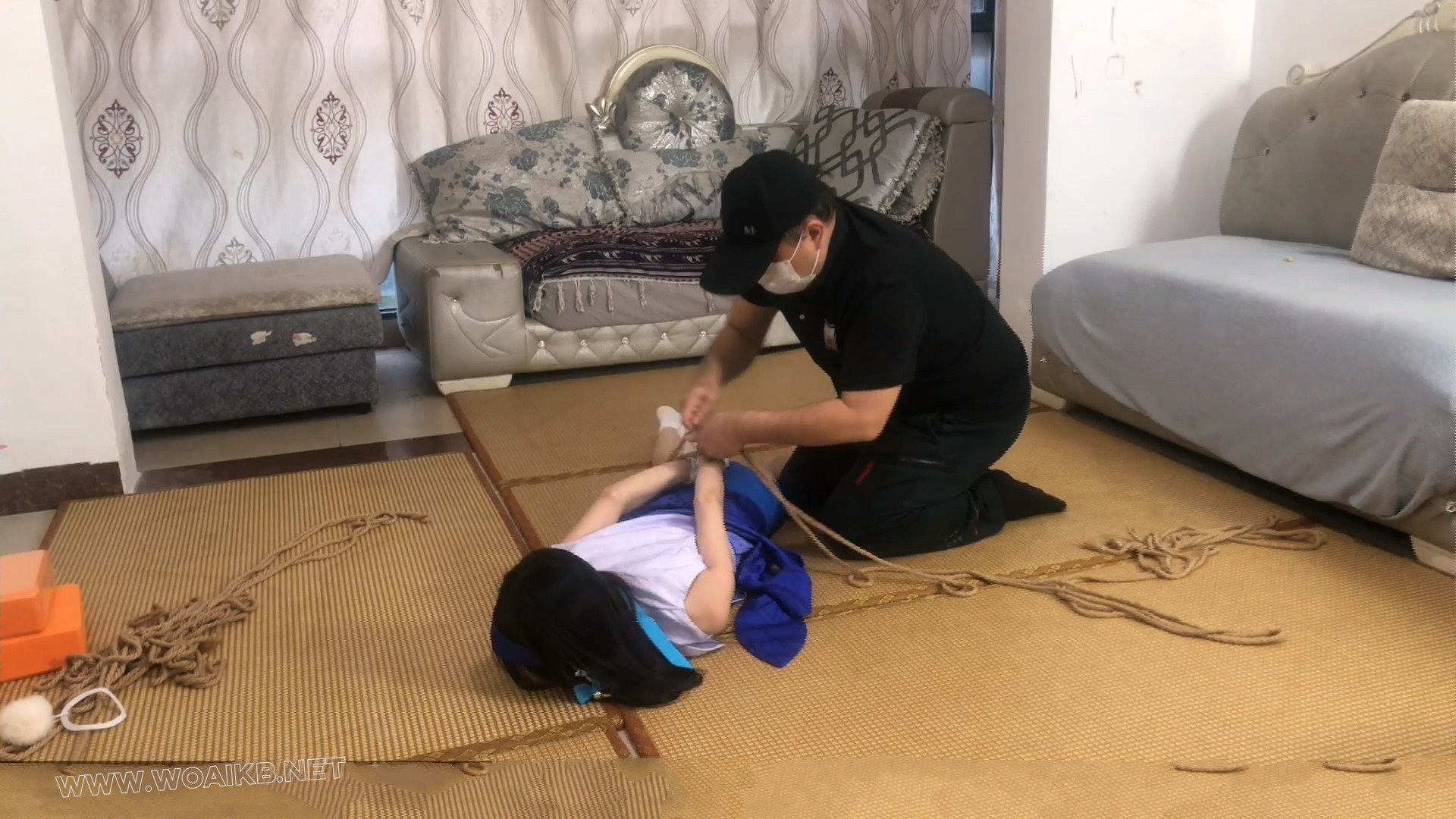 【琳媚】COS西施 战斗系 猛腿战斗却被打翻强绑 欺负挠痒狠狠摁她 预览图