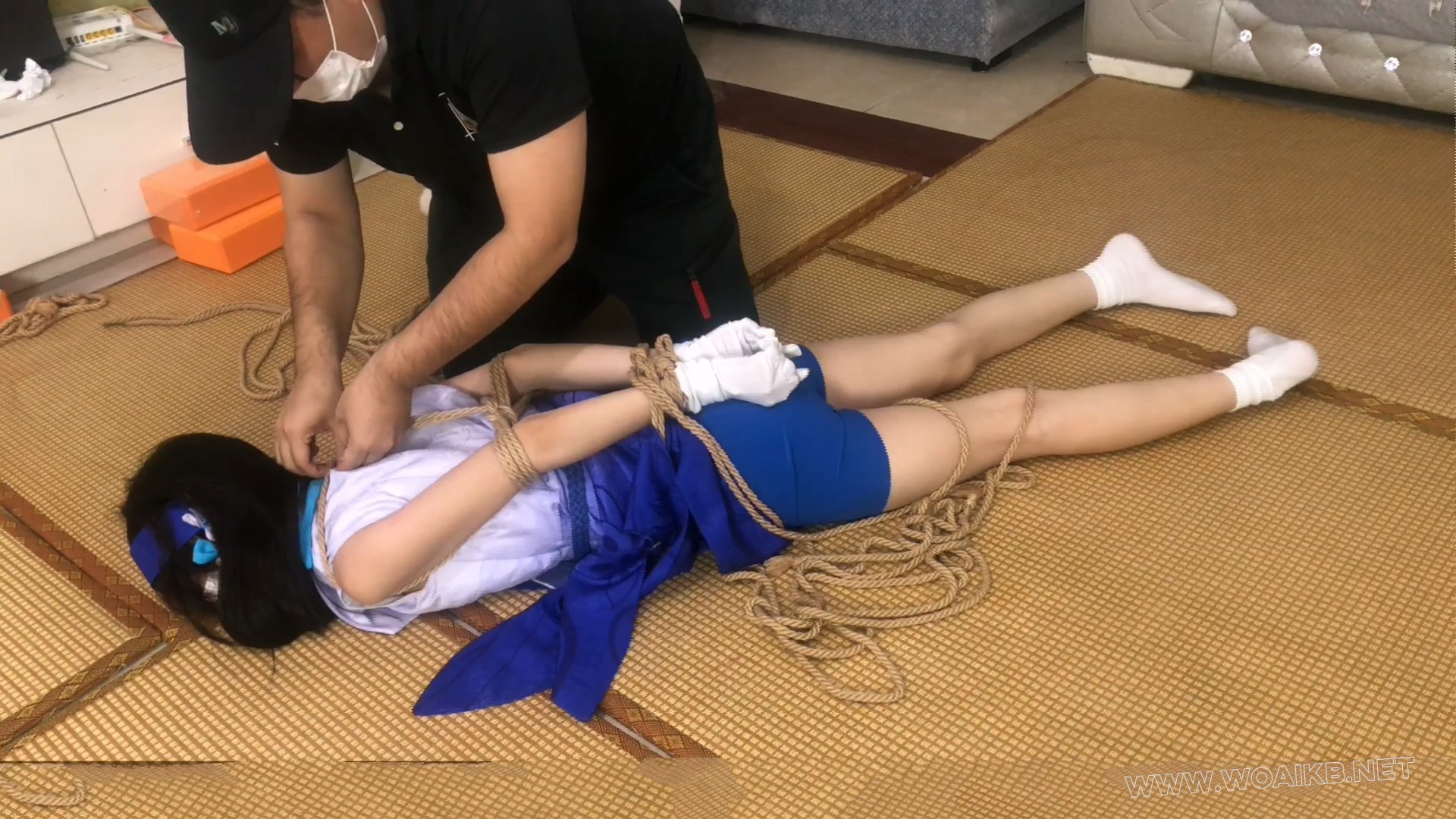 【琳媚】COS西施 战斗系 猛腿战斗却被打翻强绑 欺负挠痒狠狠摁她 预览图
