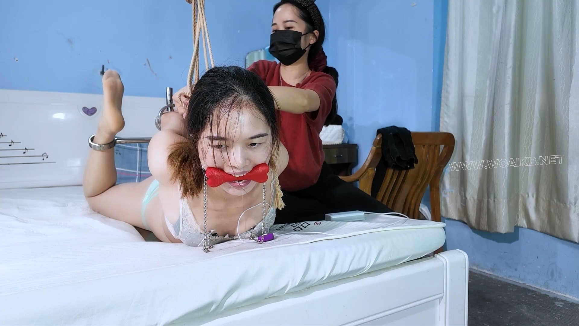 驷马架上狂挠脚心腋下折磨！棒棒刺激羞辱强G！骨头口球塞嘴口水拉丝！ 《闺蜜的小... 预览图