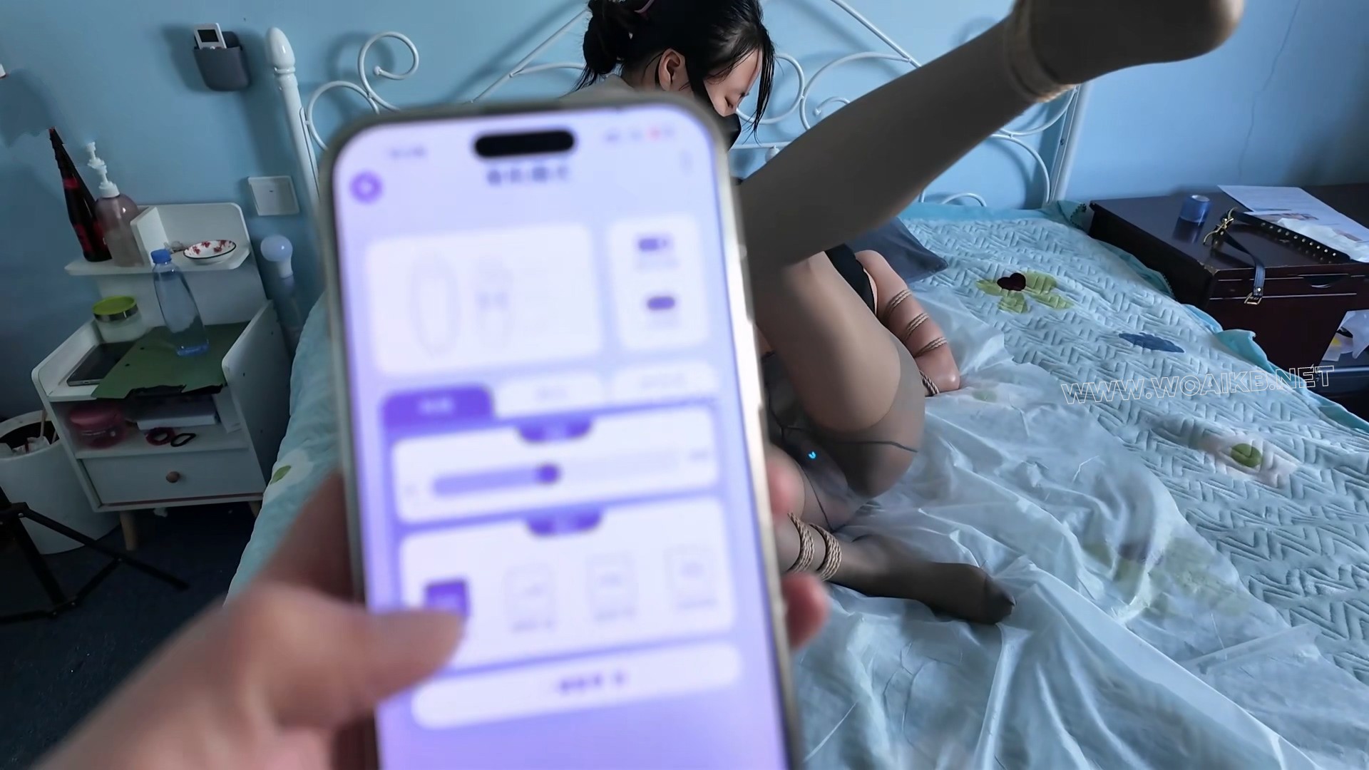 《魏灿灿特殊的按摩》【灰丝内衣KB做SPA秒C神器丝袜口环堵嘴强高访谈】 预览图