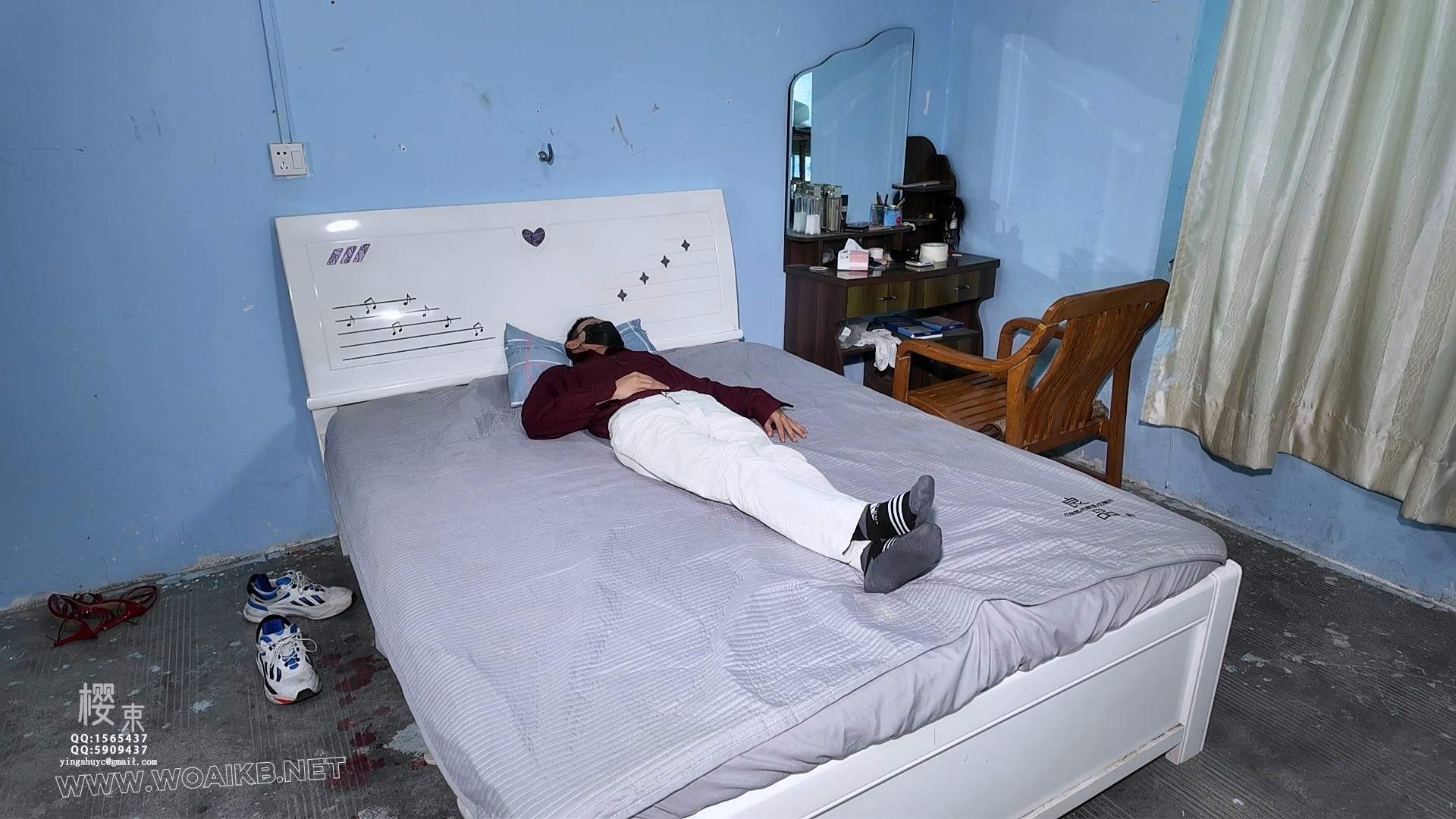 雇主狠狠调教自己的那不懂风情的死板女护工！跪着单脚吊缚棒棒强烈刺激强G！挠脚打... 封面图